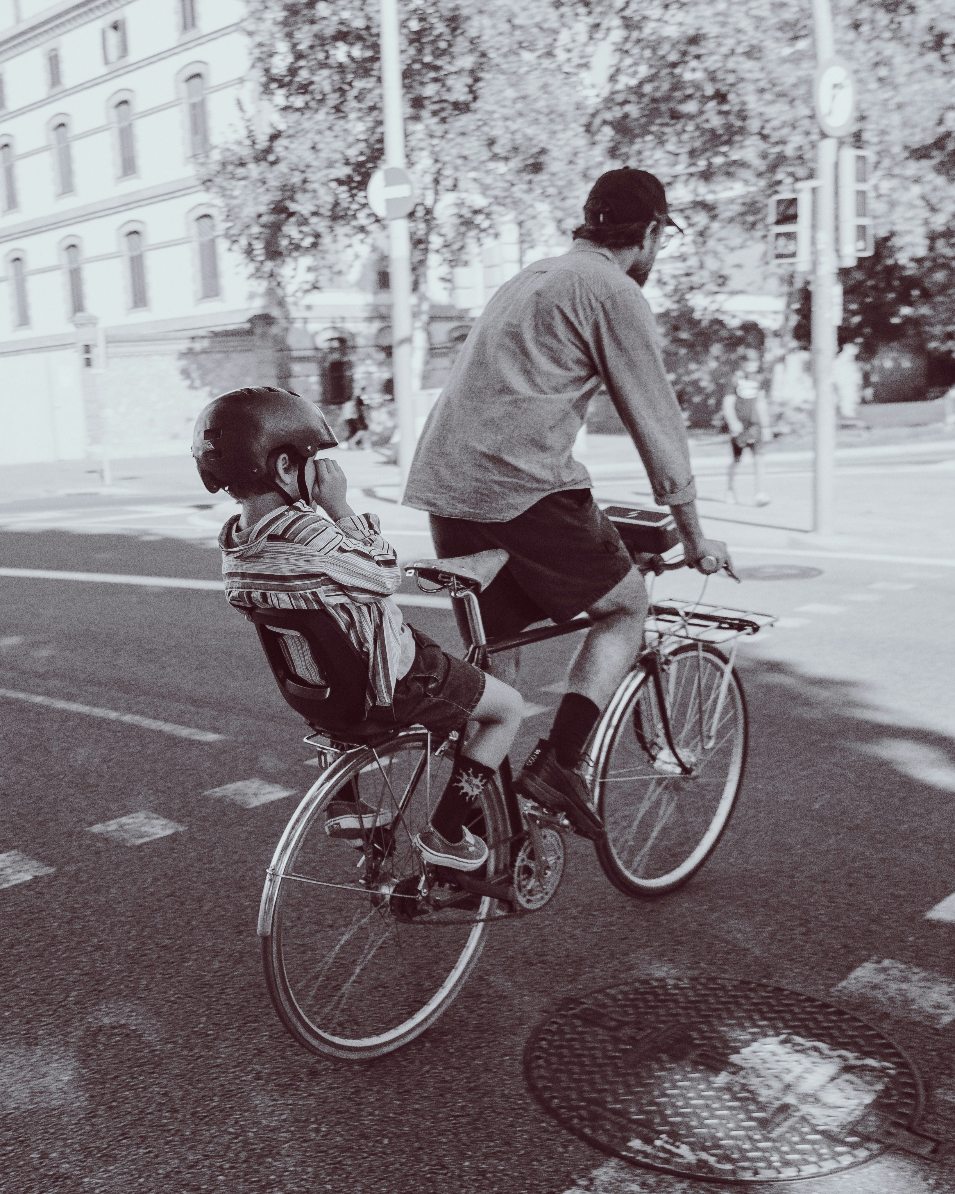 Ciclismo para adultos con niño en bicicleta - Foto gratuita en Unsplash