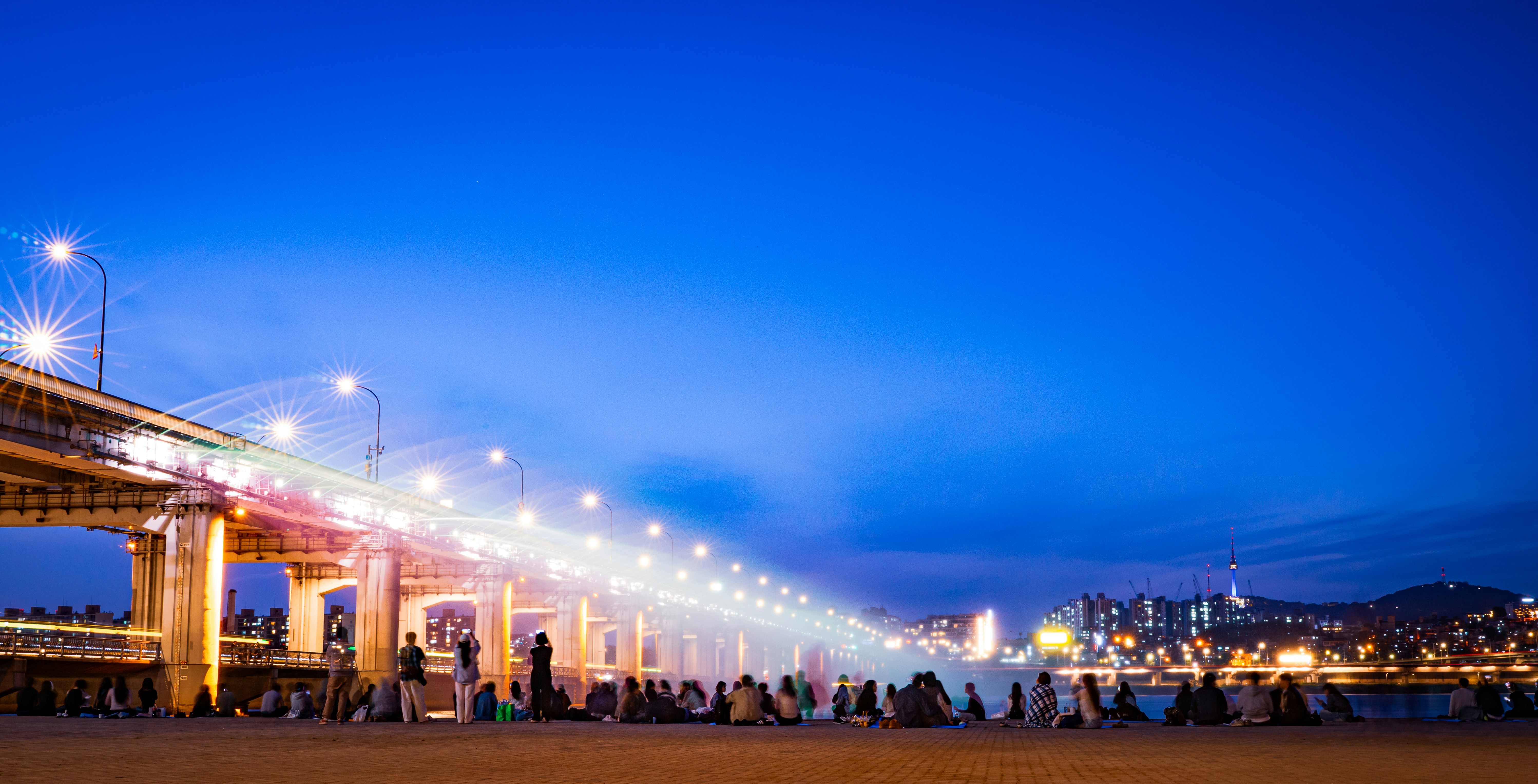Bridge fountain at night in Seoul - Free Photo on Unsplash