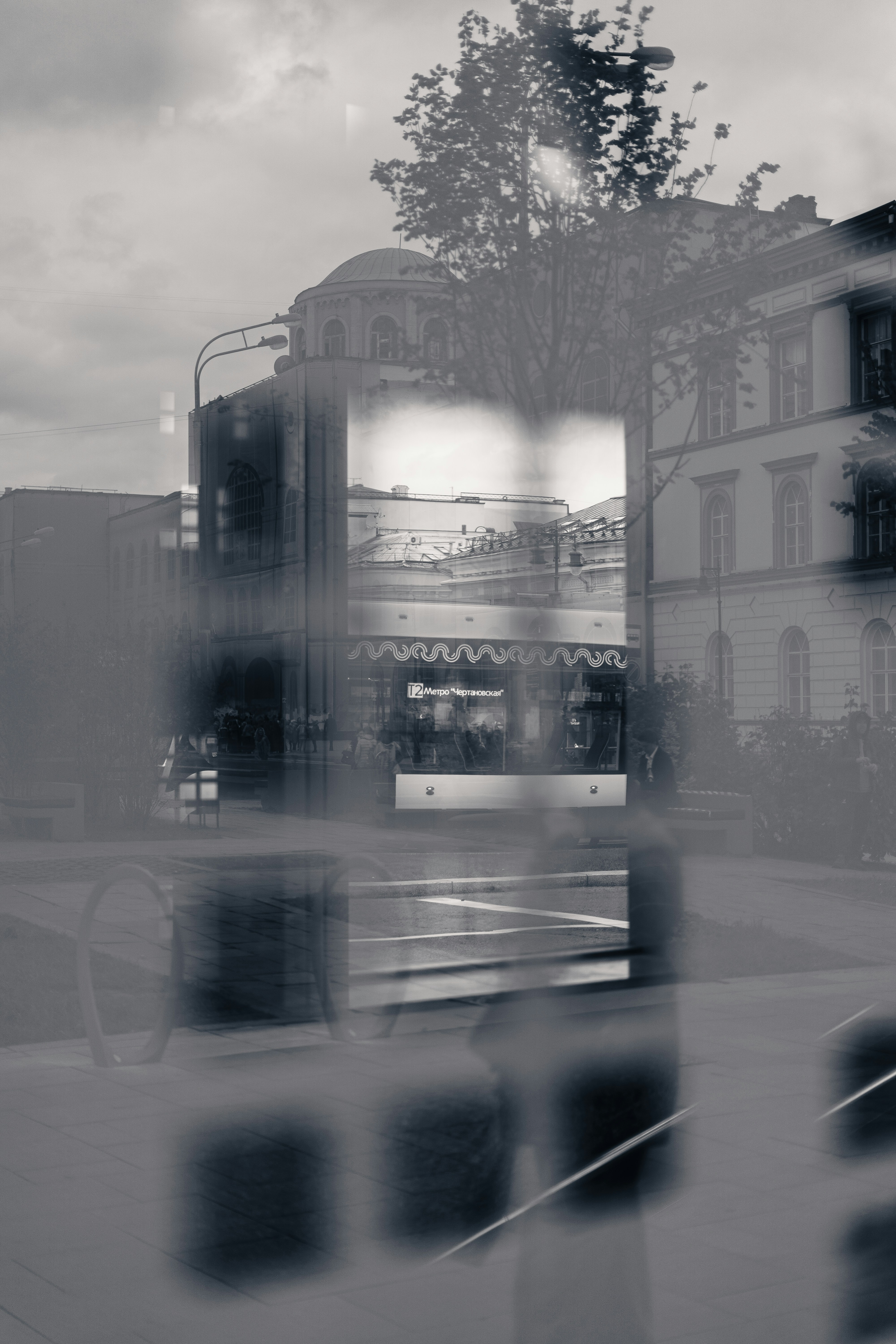 Une double exposition sur une rue de la ville avec un tramway et des bâtiments historiques