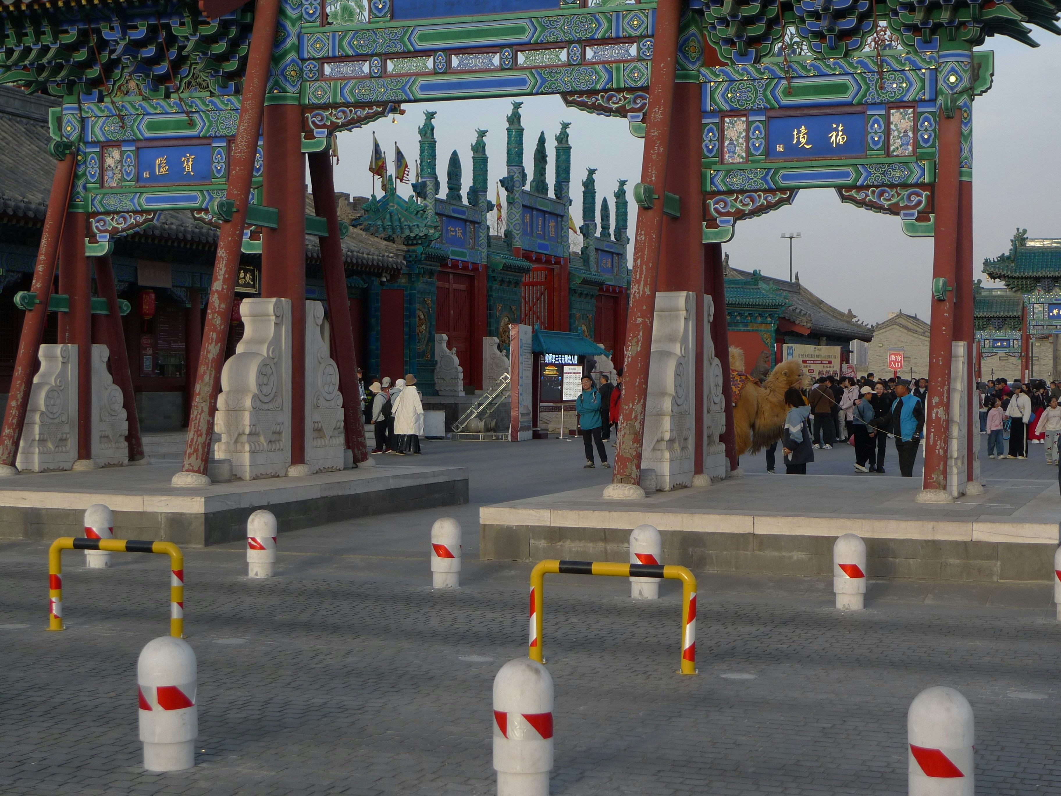 Traditional chinese gate with ornate beams - Free Photo on Unsplash