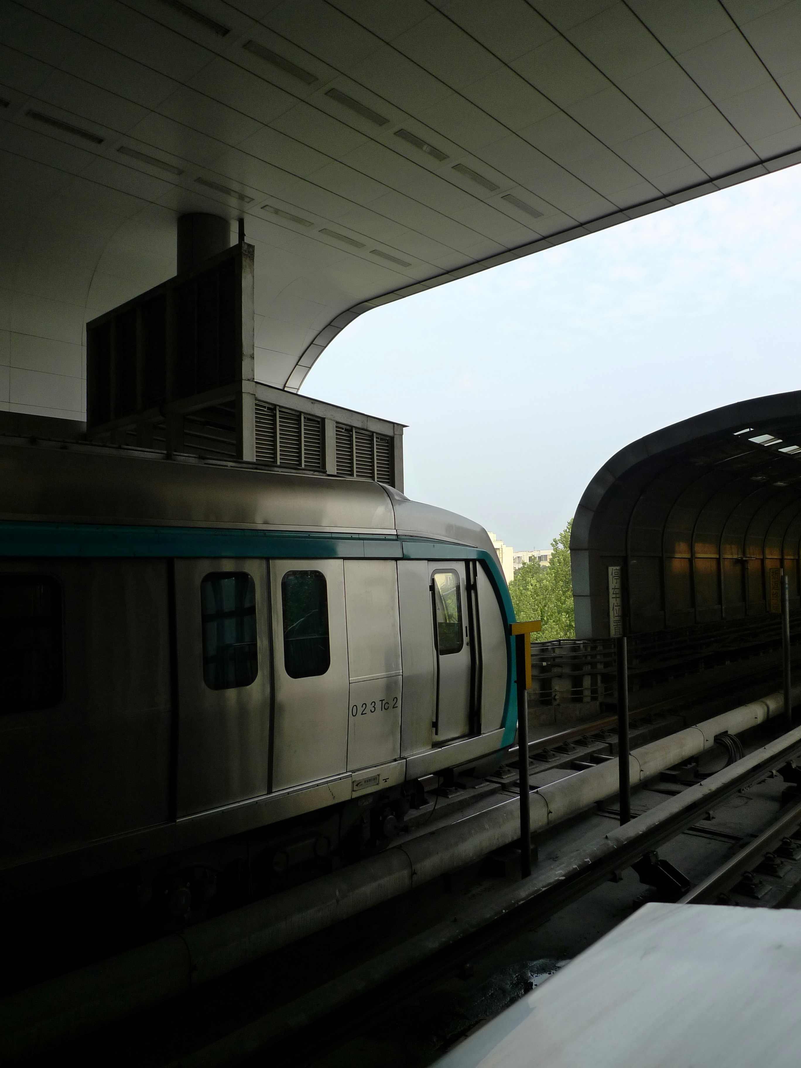 Silver subway train at elevated station - Free Photo on Unsplash