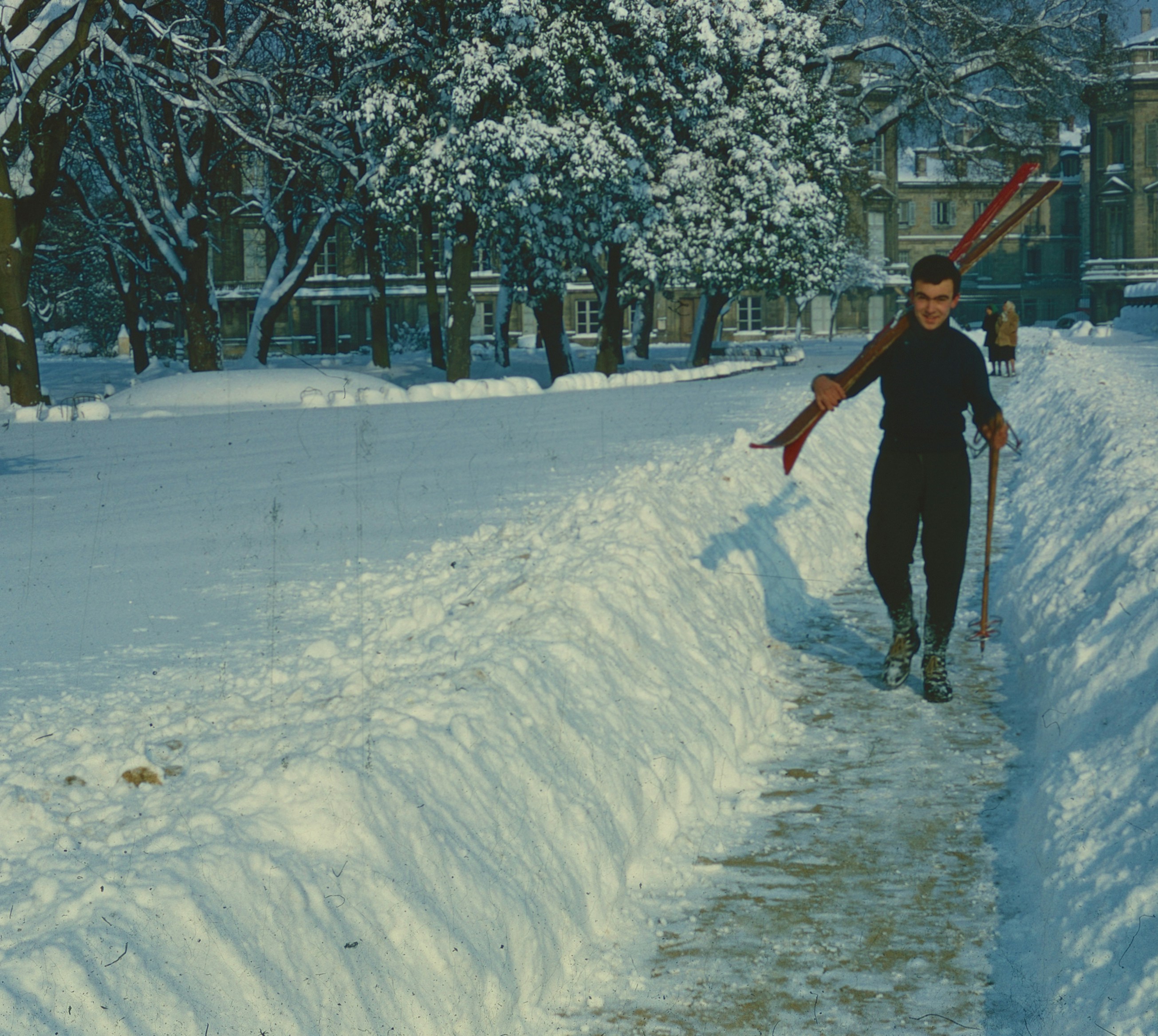 Man carrying skis on snowy path - Free Photo on Unsplash