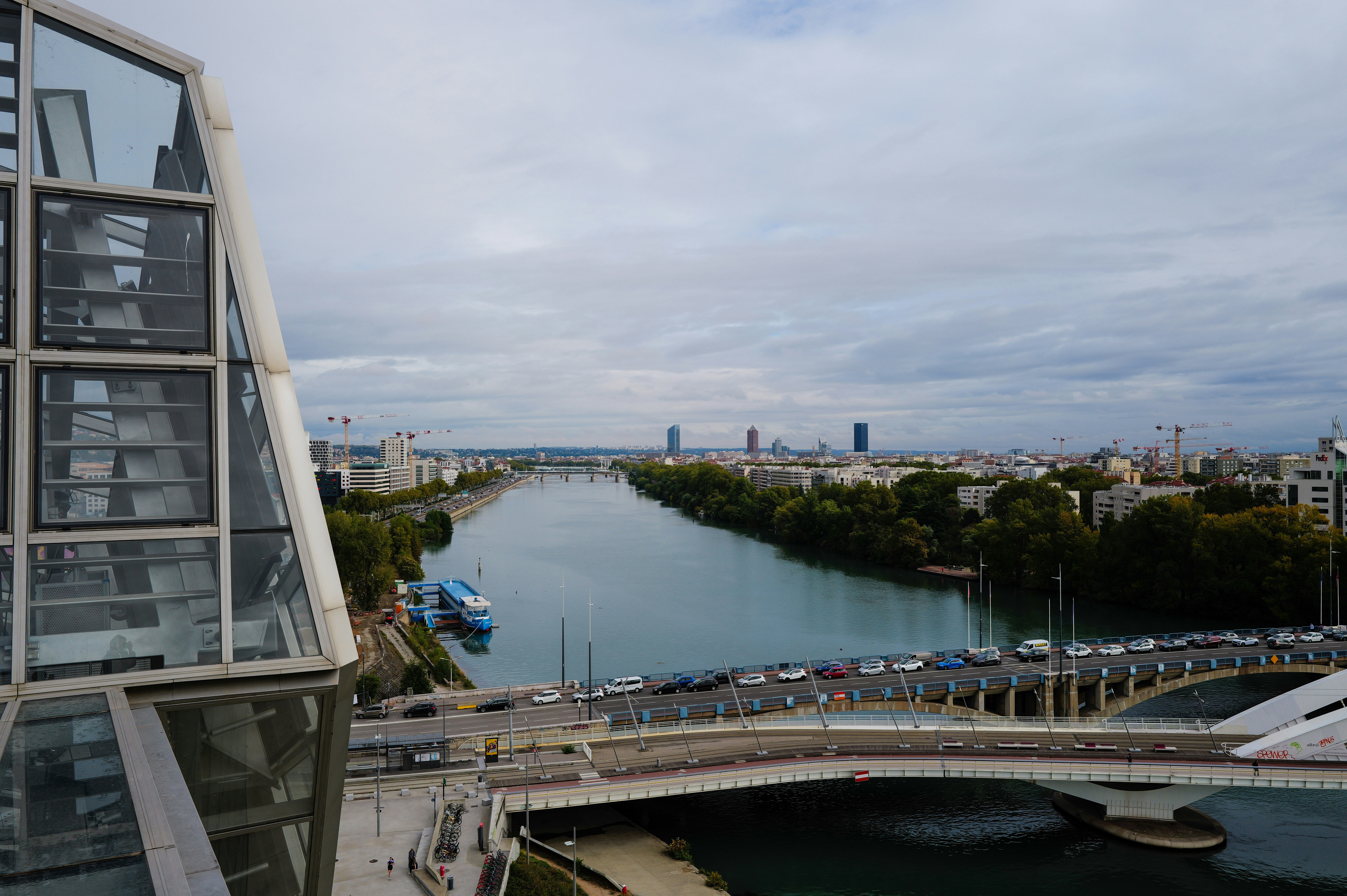Une vue sur le Rhône et les ponts à Lyon sous un ciel nuageux