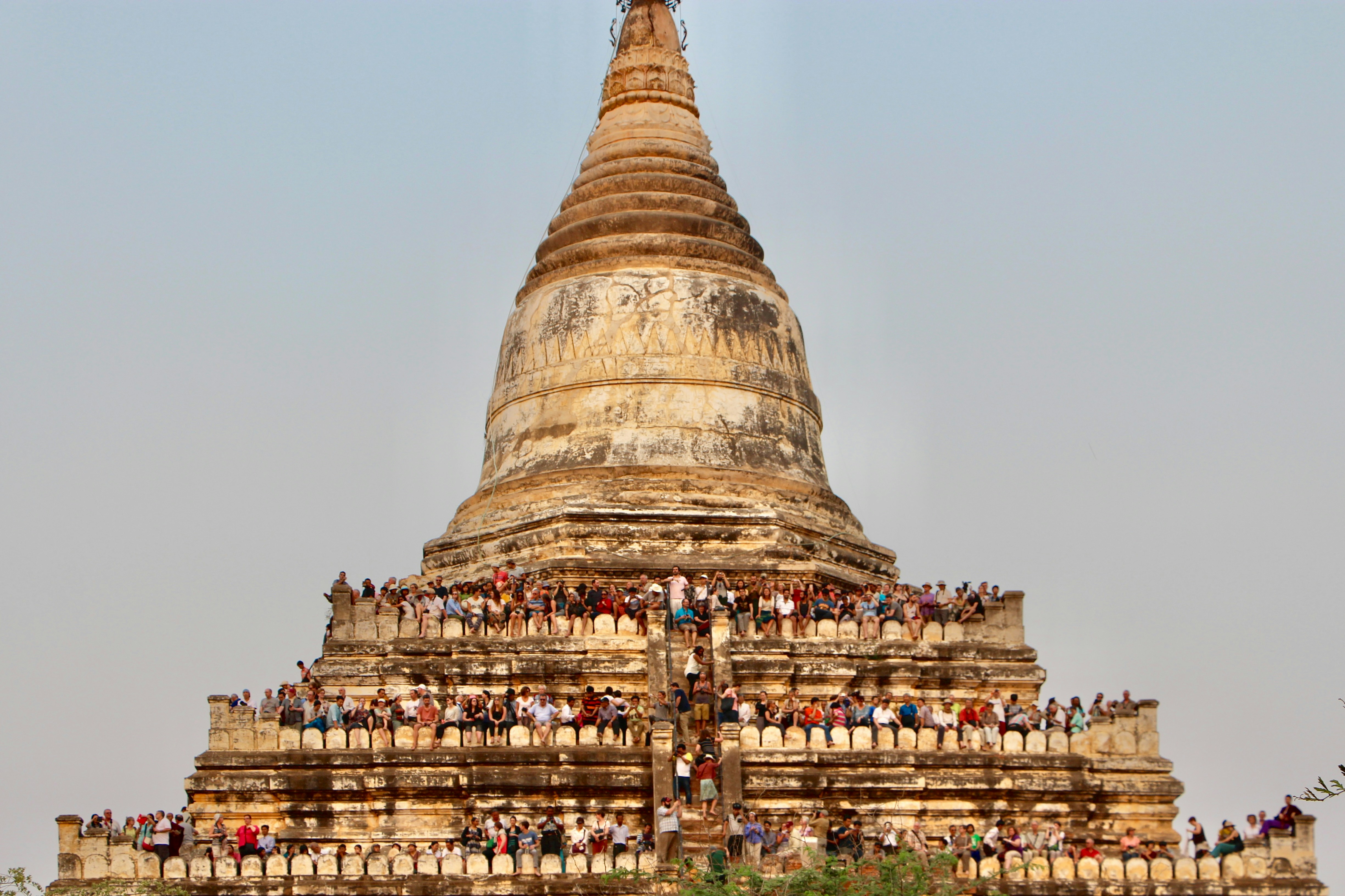 Eine große Menschenmenge saß auf den gestuften Ebenen der alten Shwesandaw-Pagode in Bagan