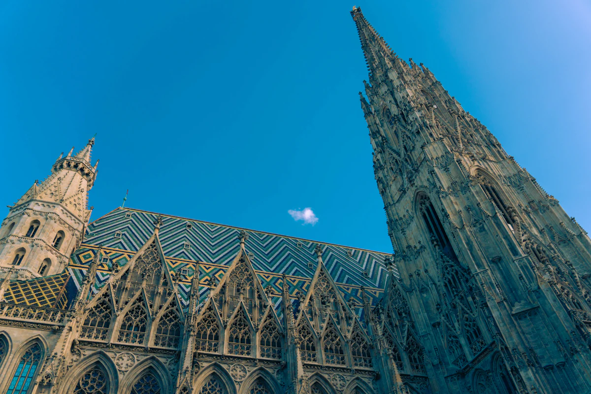 Het kleurrijke pannendak van de Stephansdom in Wenen