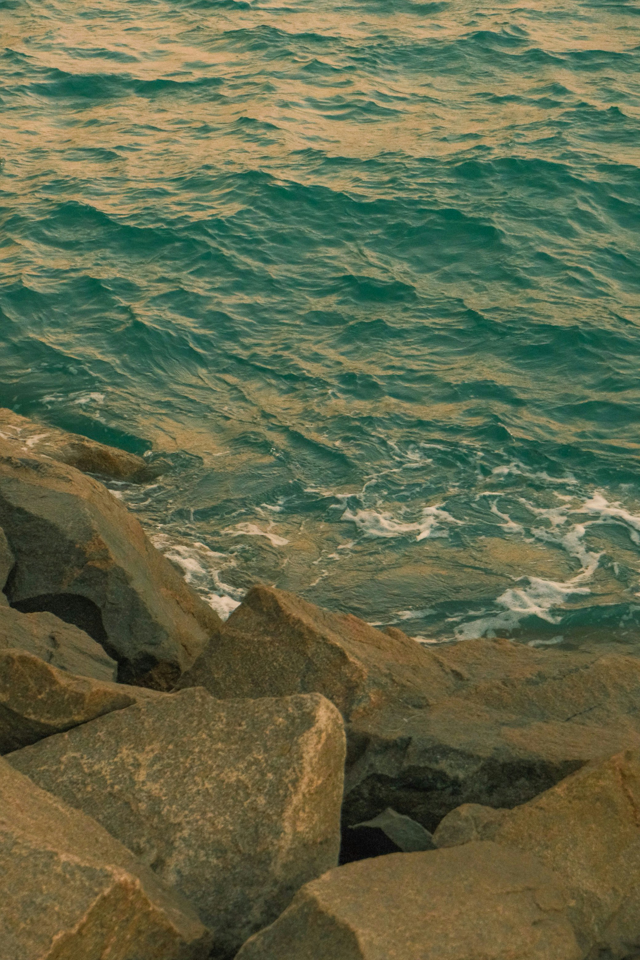Turquoise ocean waves against rocky shore - Free Photo on Unsplash