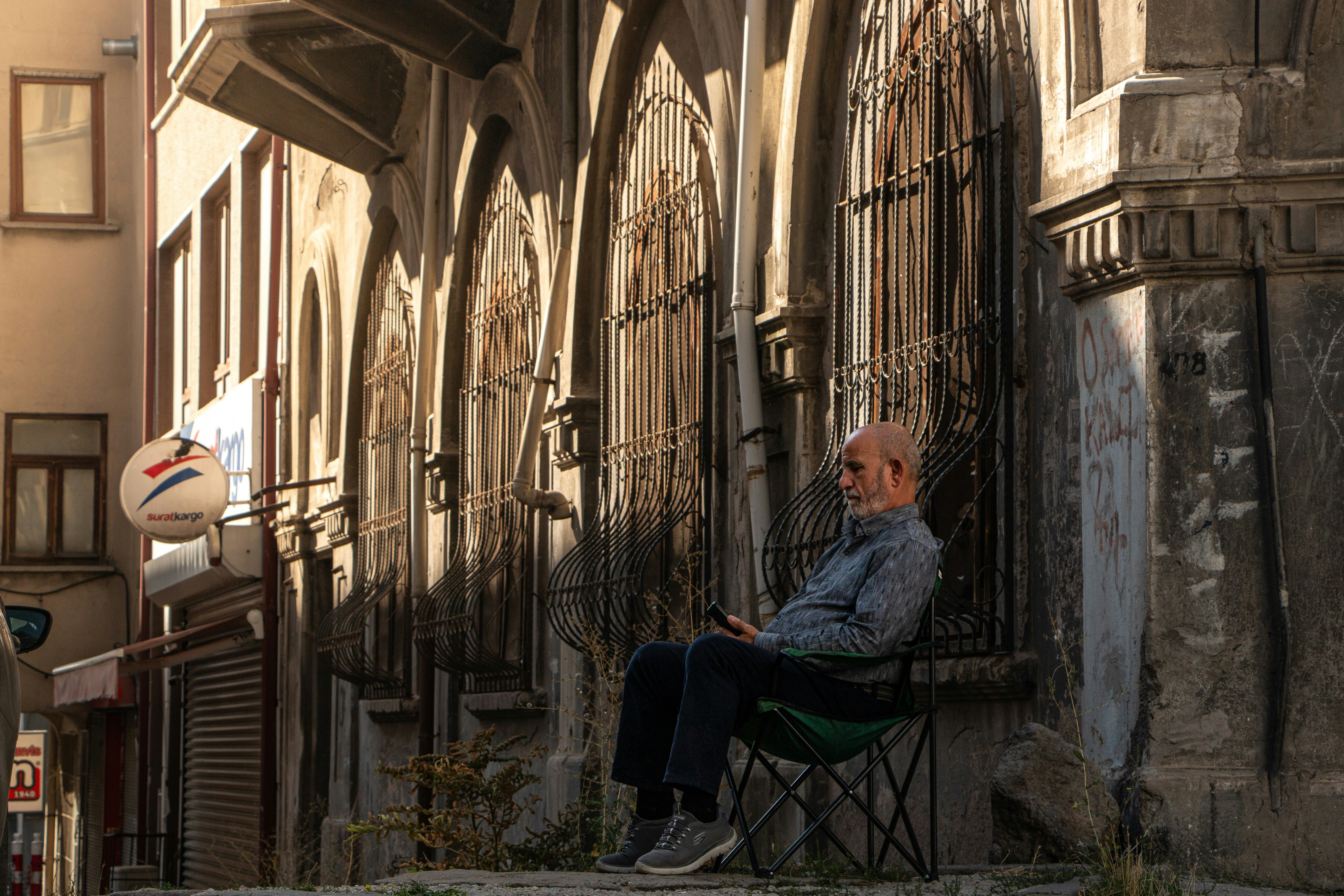 Hombre sentado en una silla plegable - Foto gratuita en Unsplash
