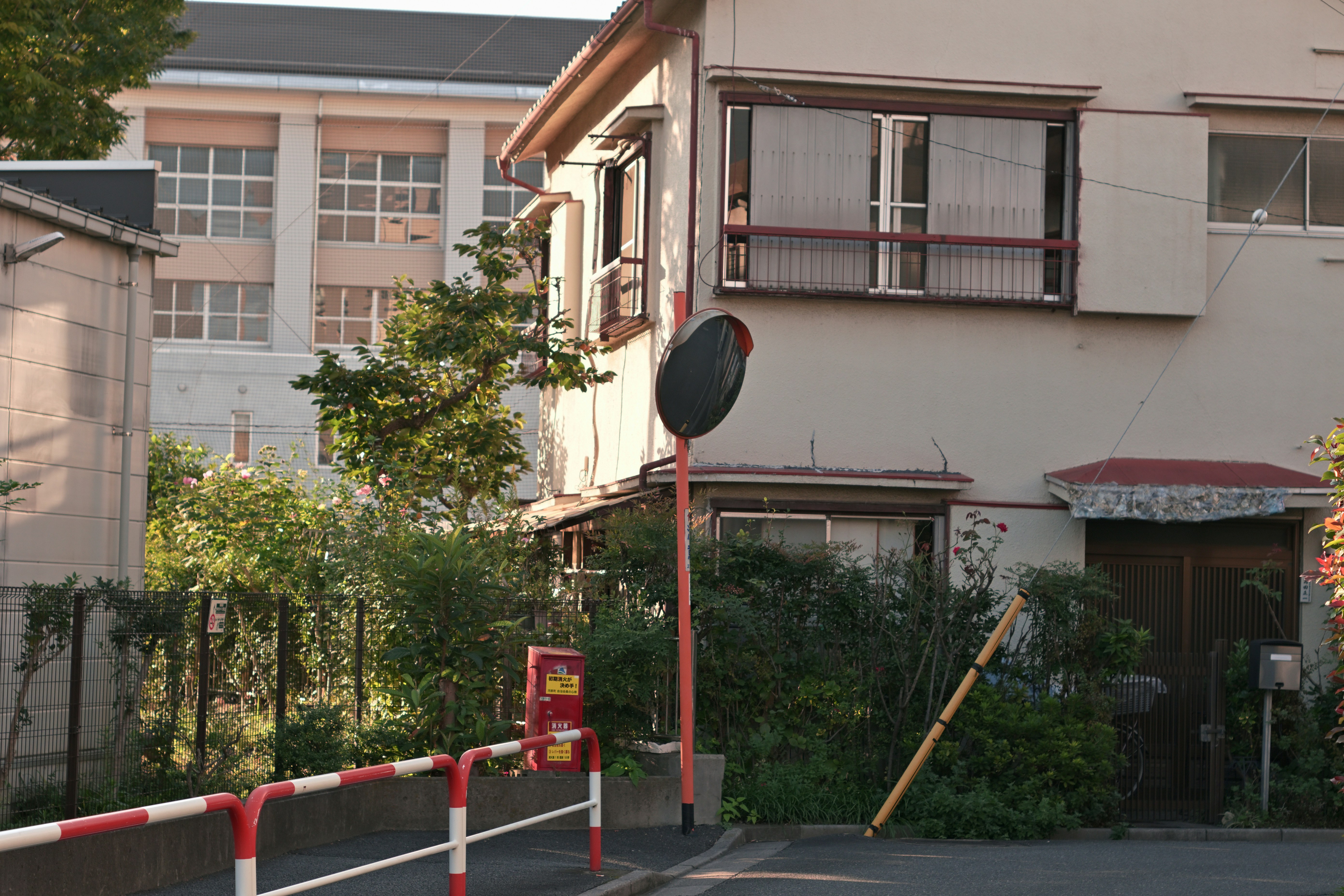 住宅街の角に立つカーブミラー