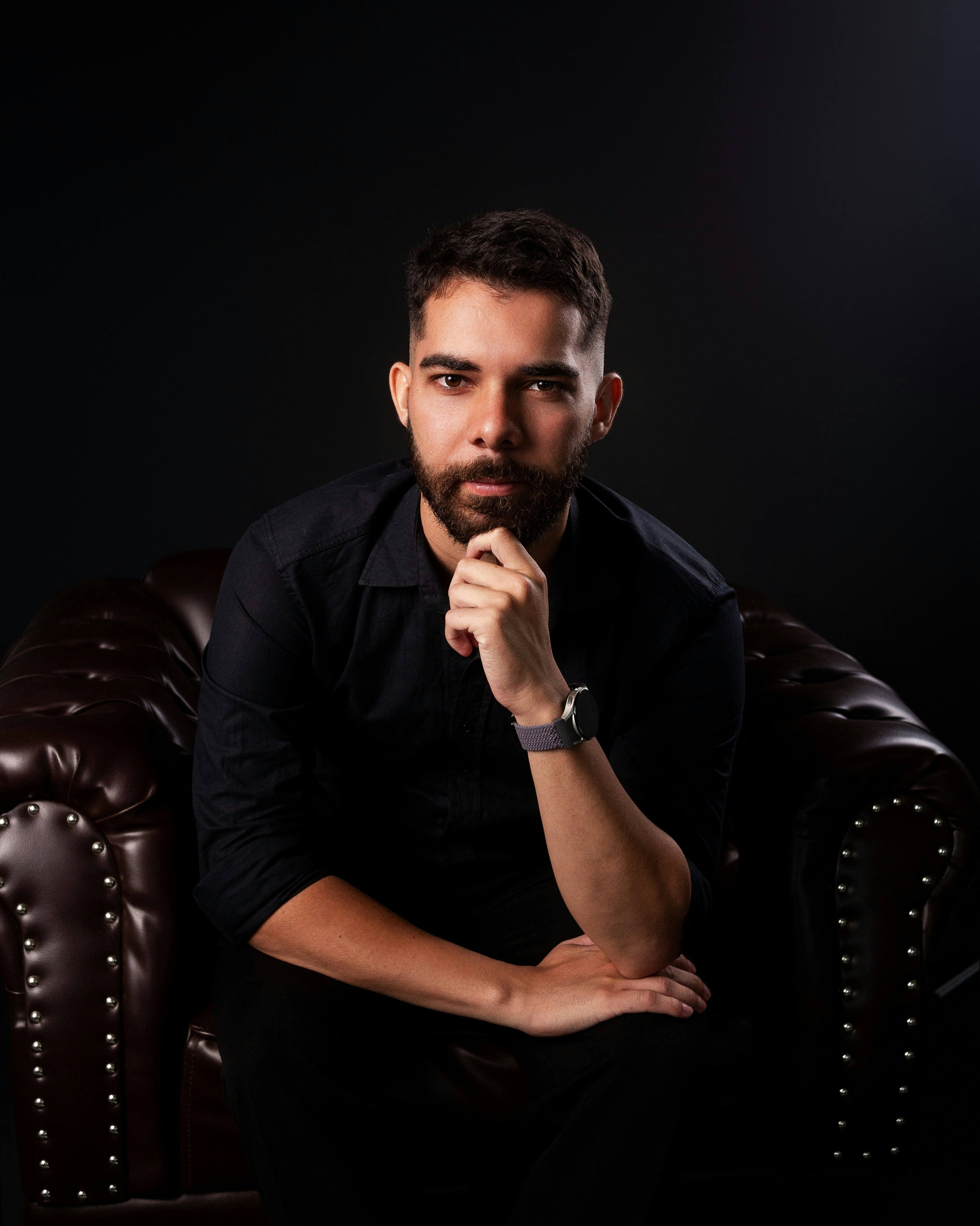 Man in black shirt sitting - Free Photo on Unsplash