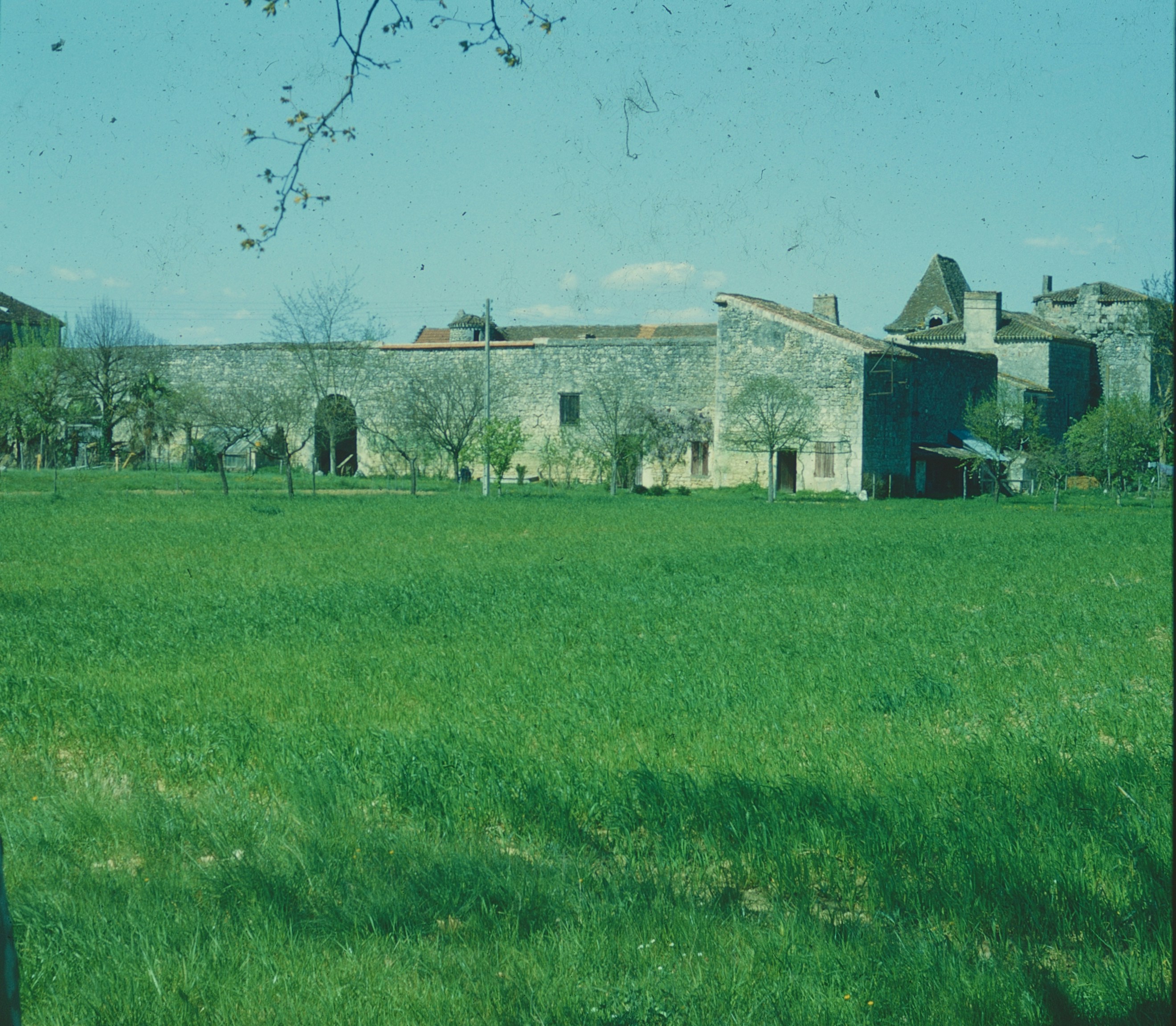 Stone farmhouse behind green meadow - Free Photo on Unsplash