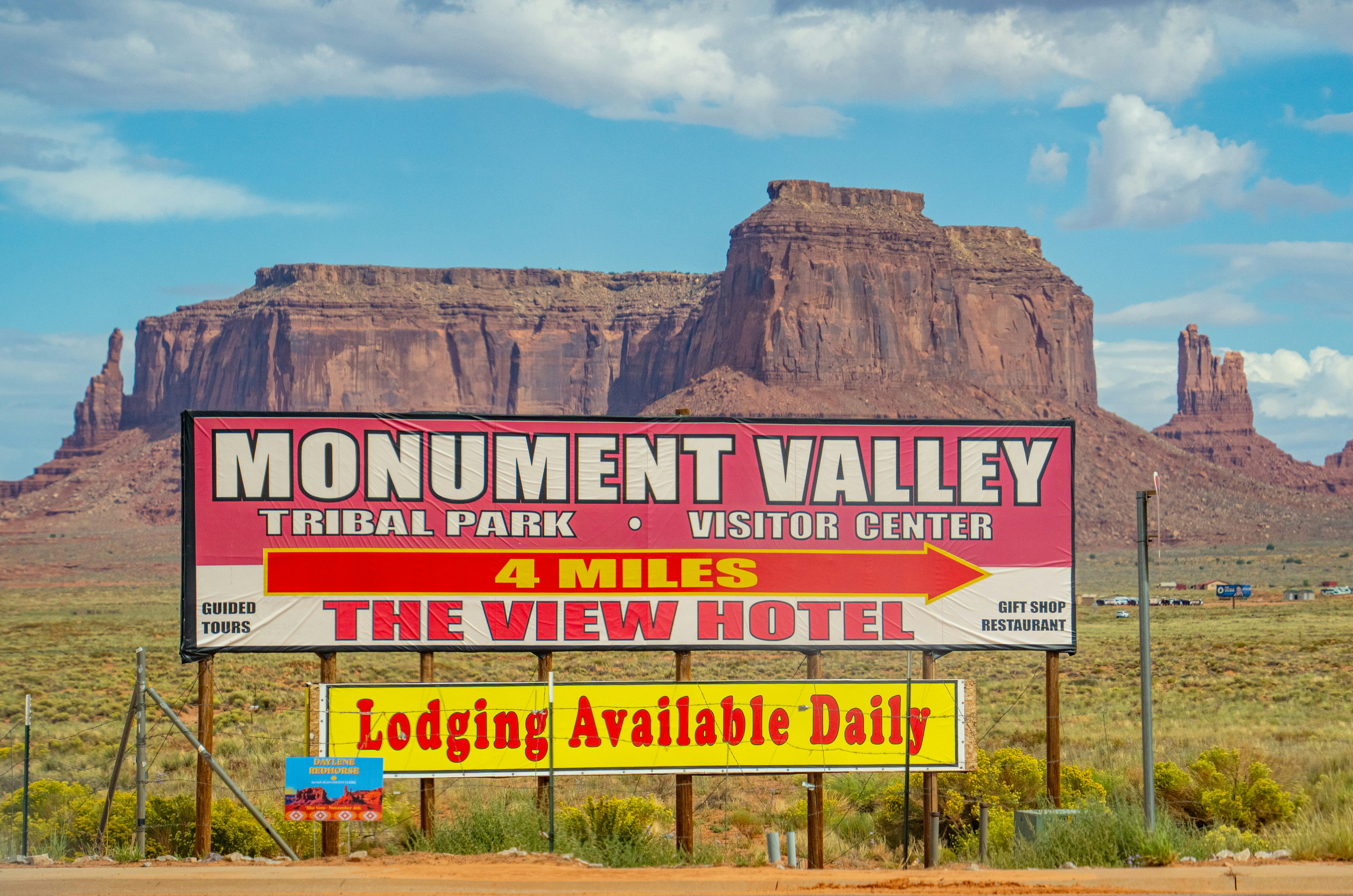 Monument Valley sign before red buttes - Free Photo on Unsplash