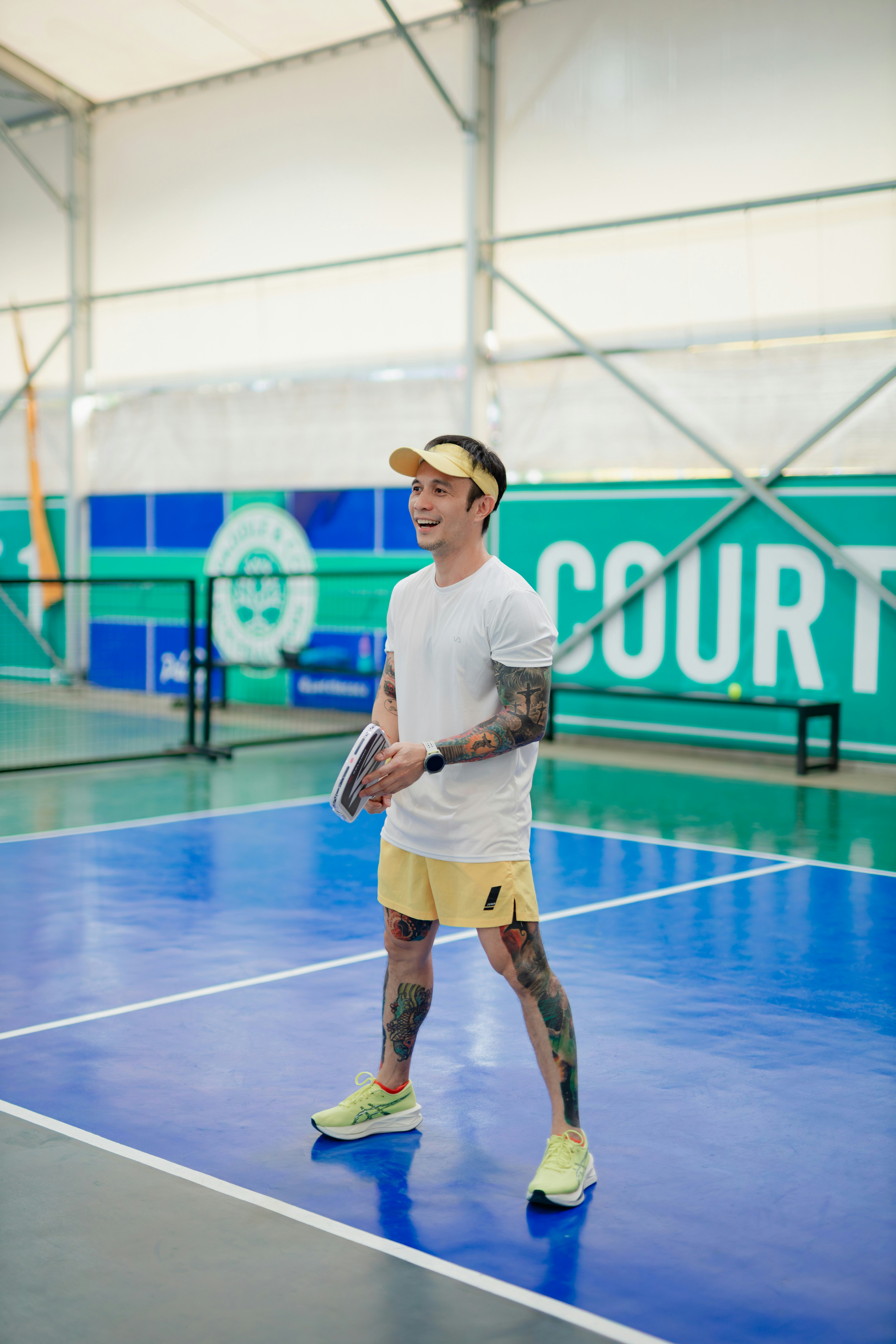 Hombre con tatuajes en la pista de padel - Foto gratuita en Unsplash