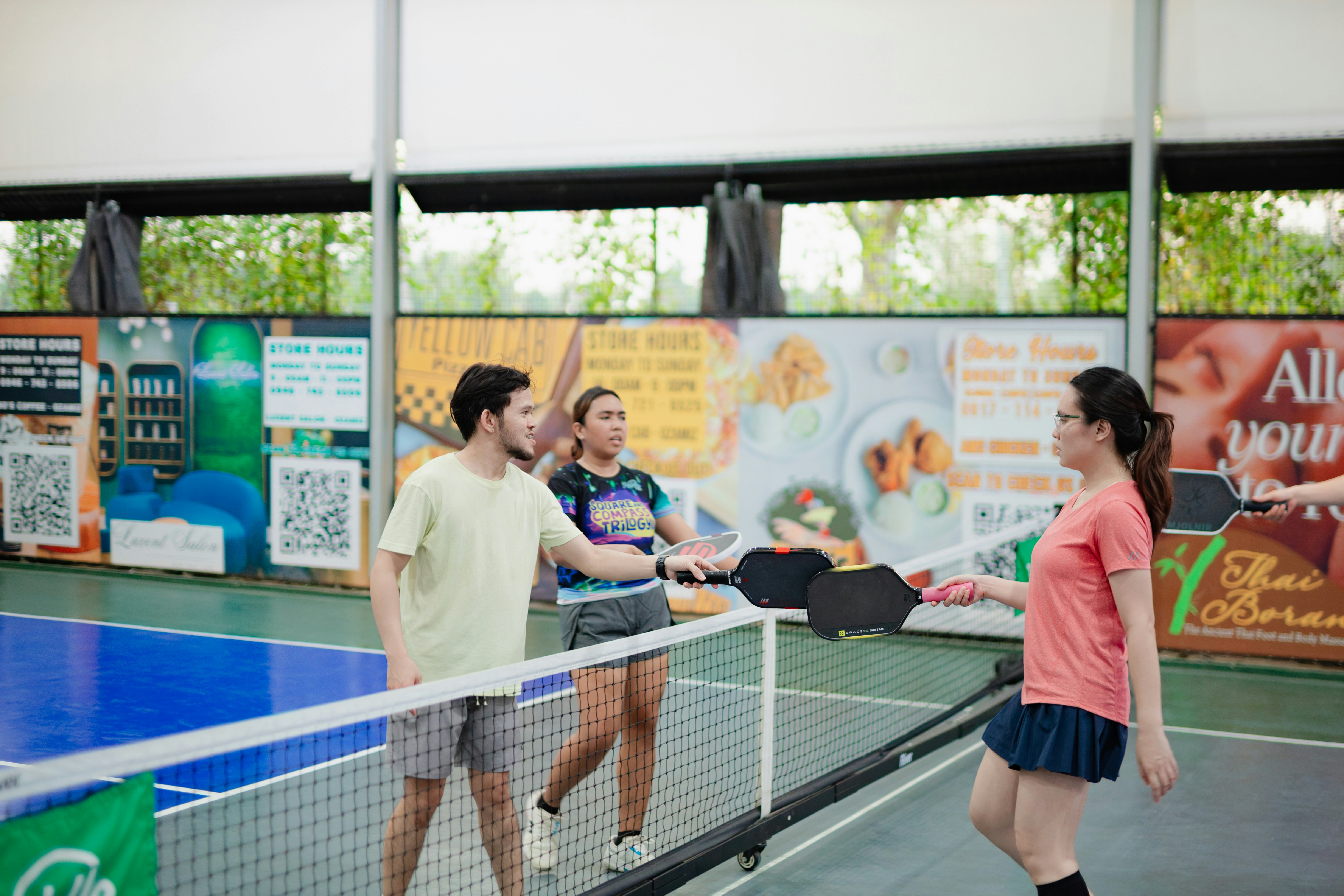 Gente jugando al pickleball en pista cubierta - Foto gratuita en Unsplash