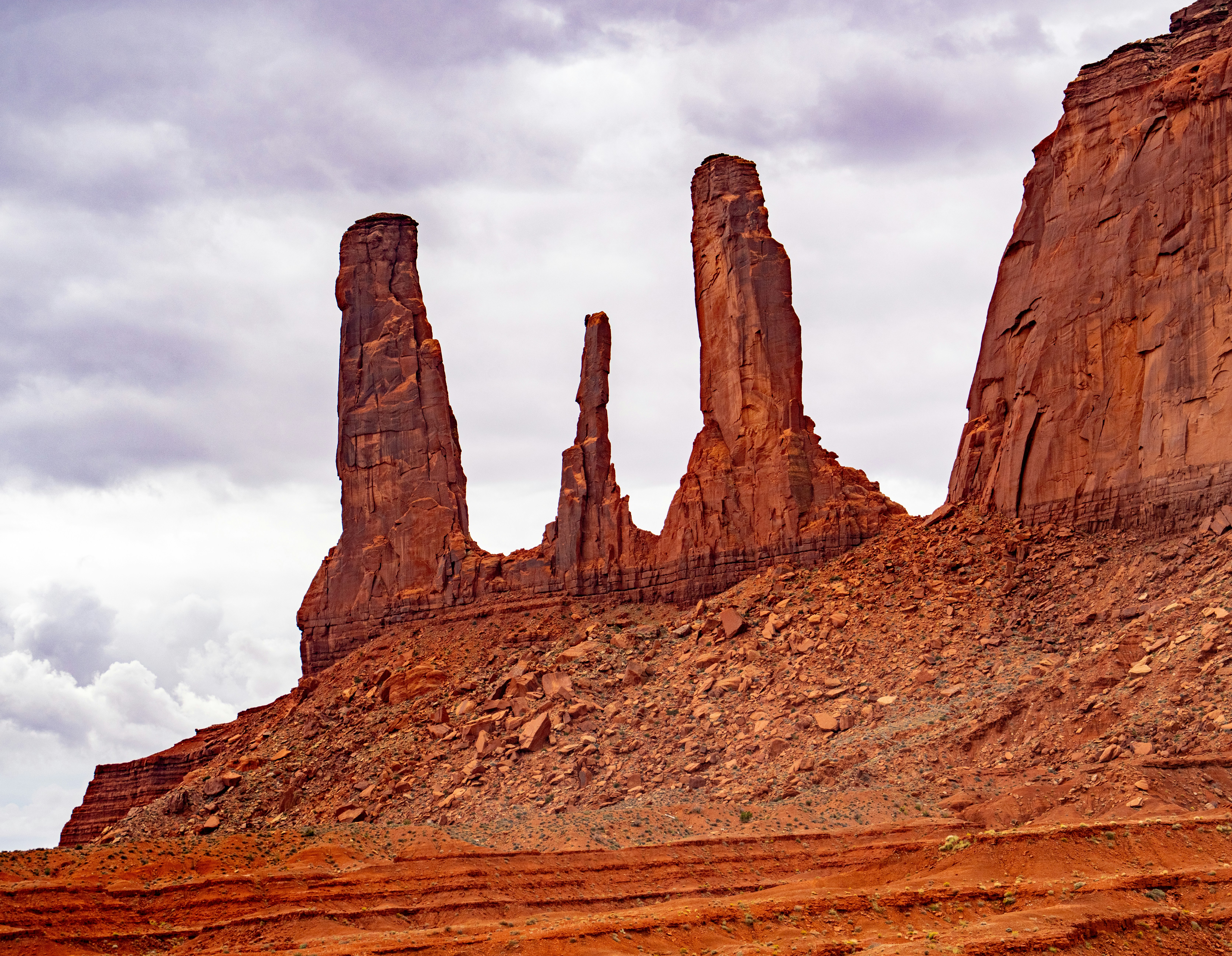 formazioni rocciose di arenaria rossa che si innalzano da un paesaggio desertico sotto un cielo nuvoloso