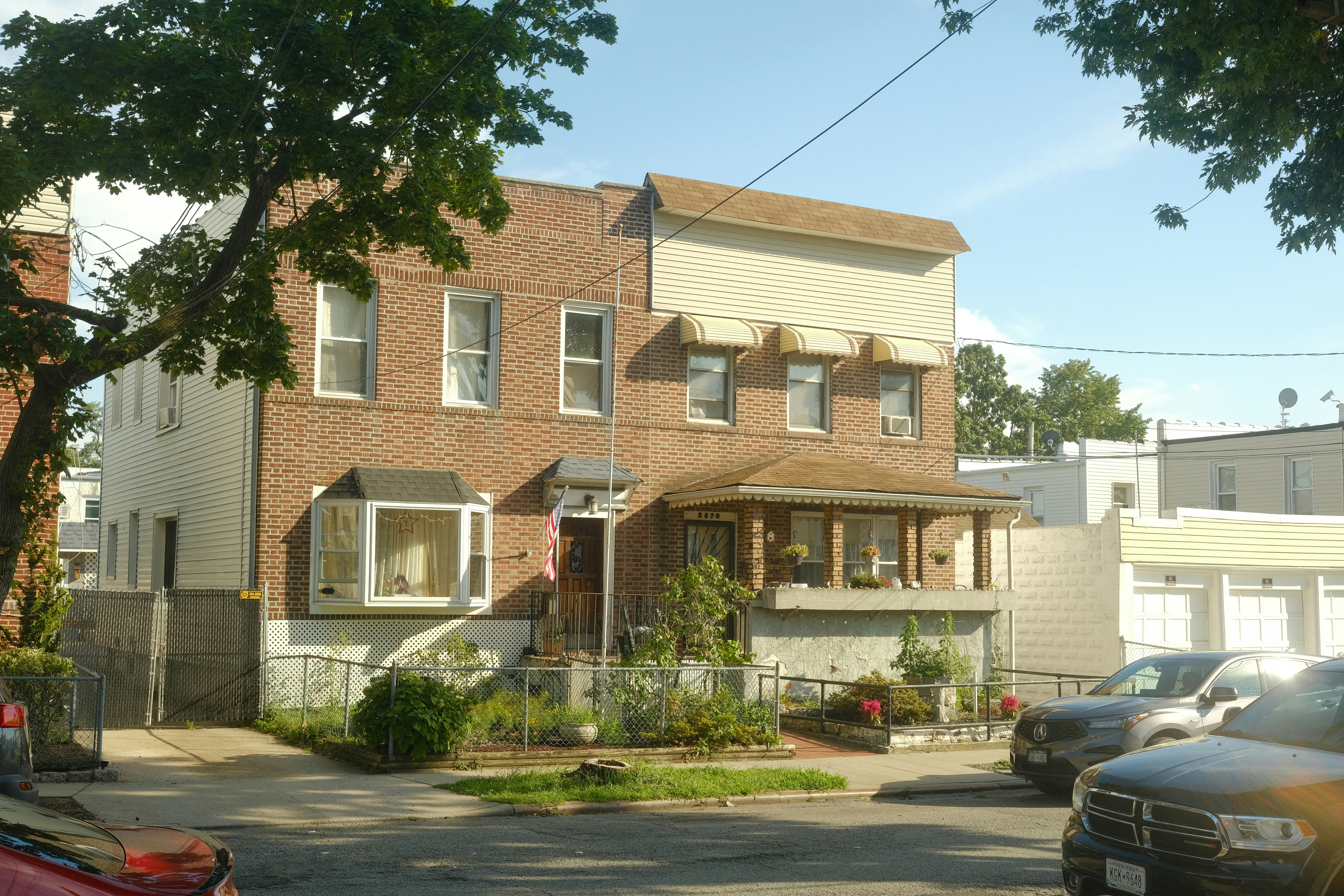 Brick house with front porch - Free Photo on Unsplash