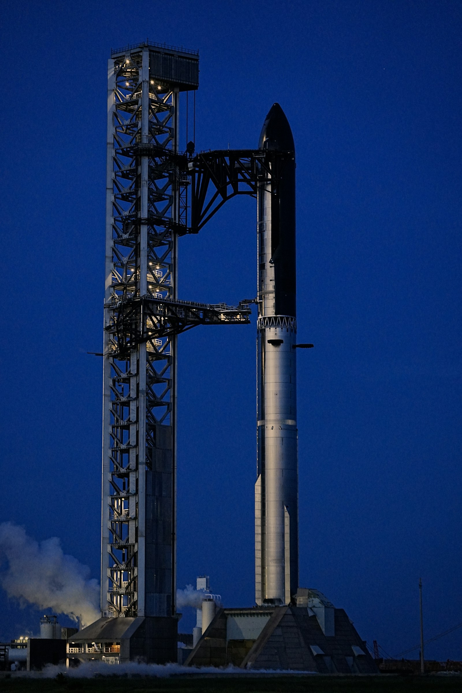 Starship beside its launch tower at Starbase, Texas