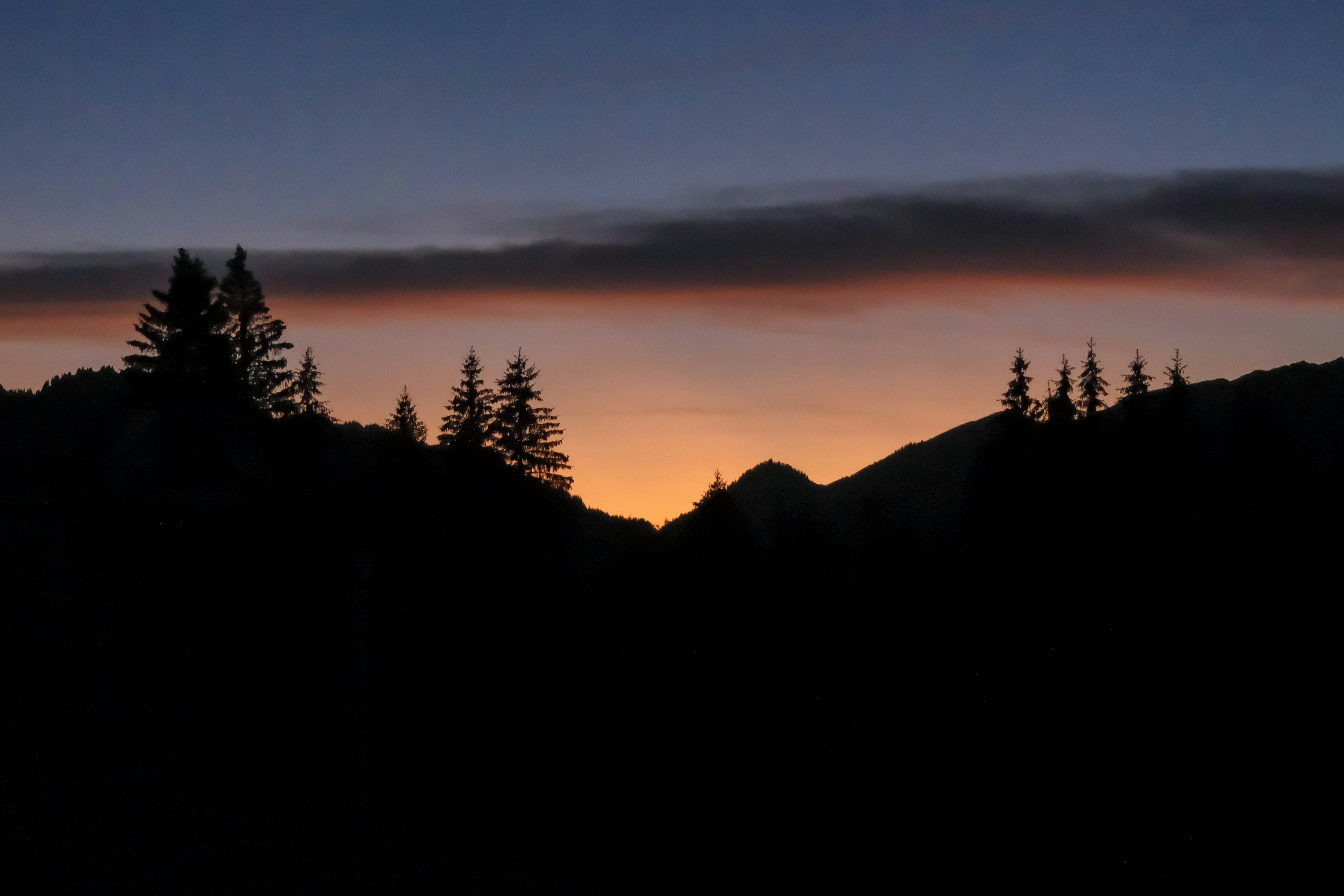 As the last light faded behind the mountains, the sky turned into a beautiful mix of warm orange and deep blue. I was fascinated by the peaceful silhouettes of the trees against the glowing horizon. Sometimes the simplest scenes create the most memorable moments. - 相关推荐