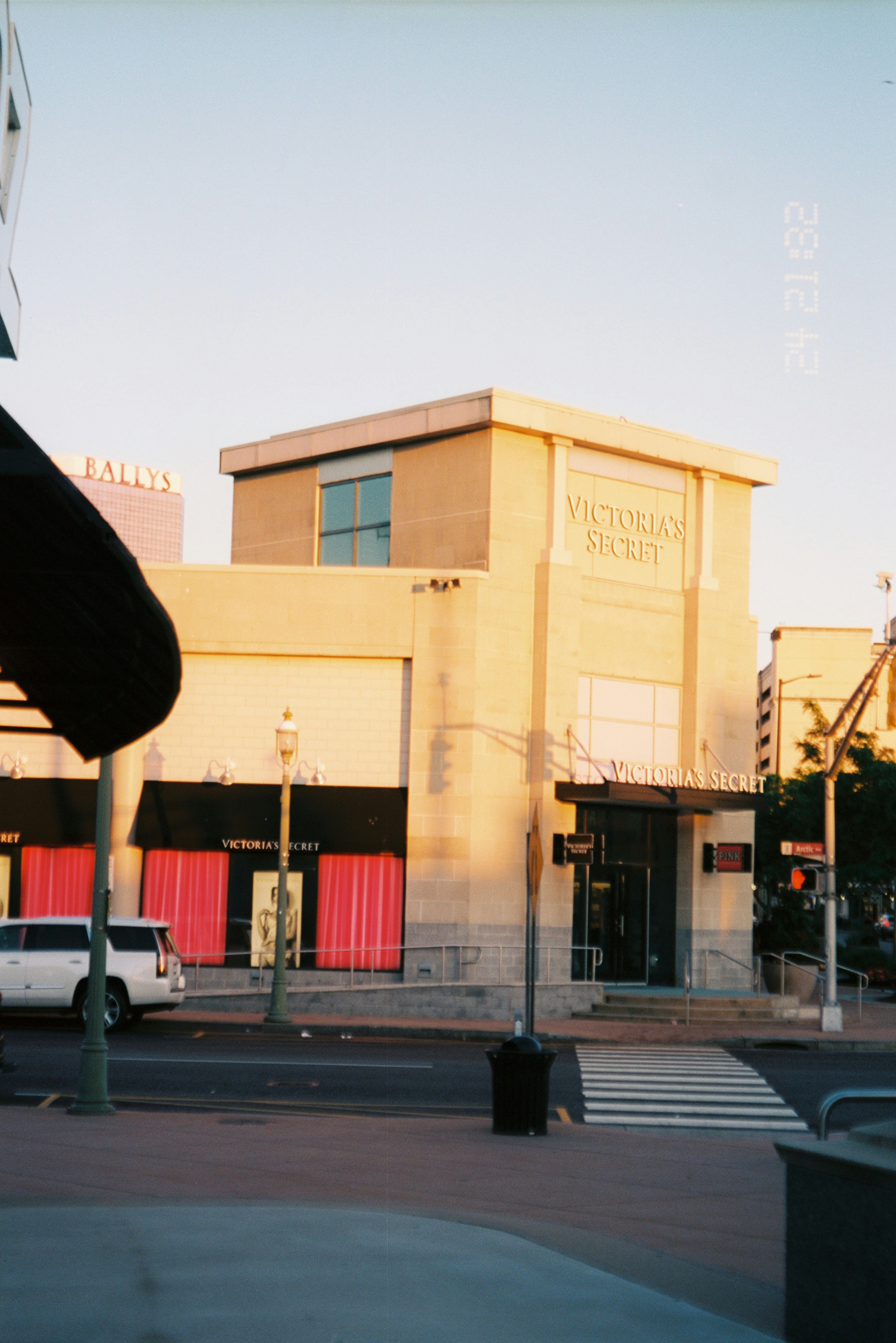 Inside the Market: Layout and Best Times to Visit