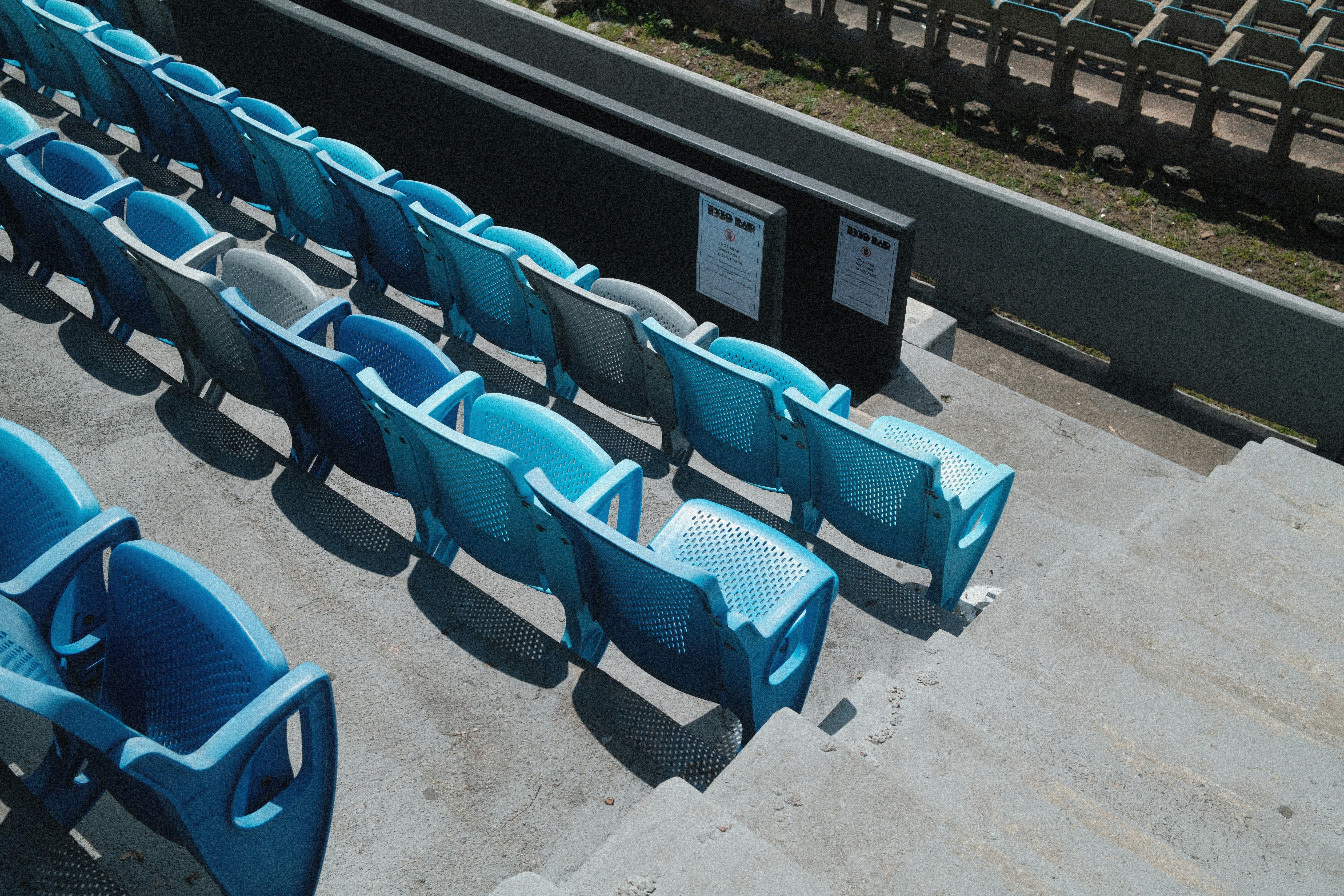Blaue Kunststoff-Stadionsitze auf Beton - Kostenloses Foto auf Unsplash