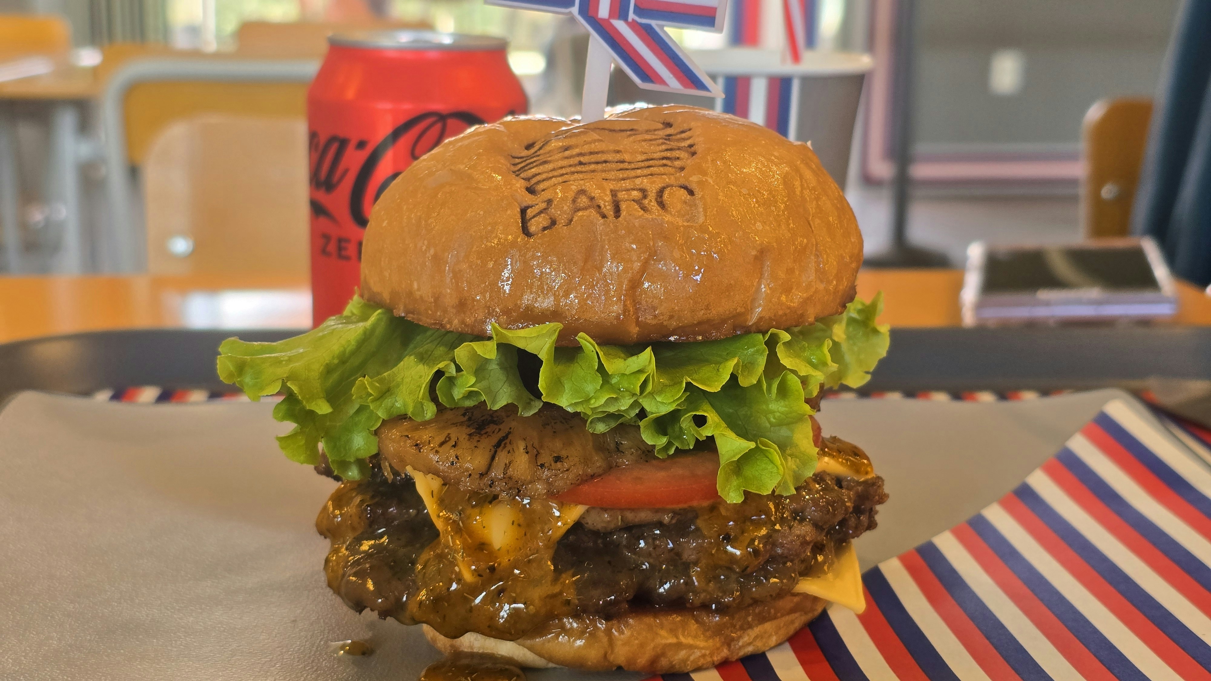 Cheeseburger with lettuce and tomato - Free Photo on Unsplash