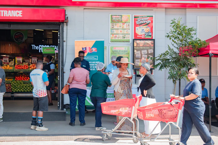 Des gens se rassemblaient à un stand de nourriture devant un