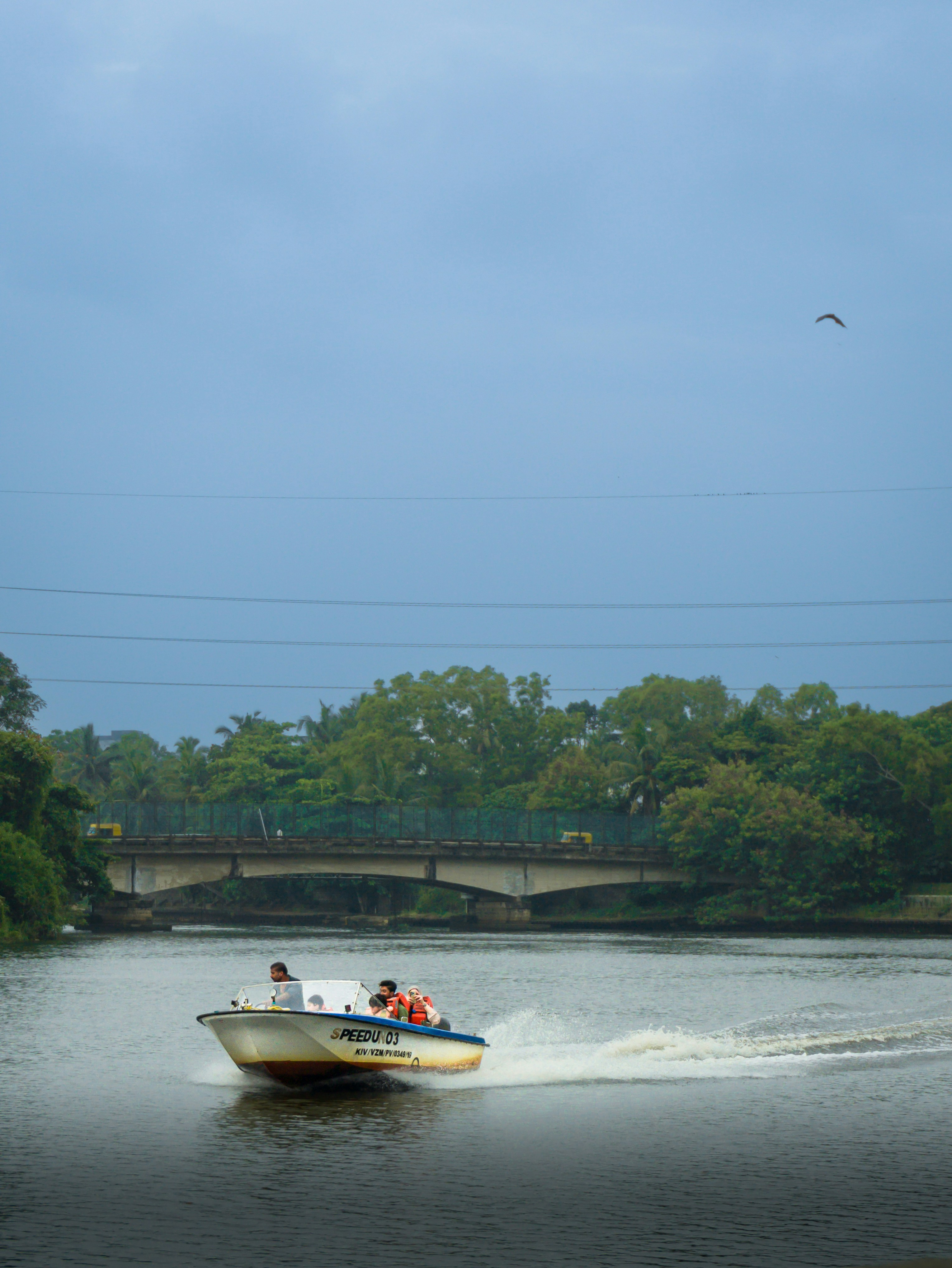 Motorboot auf dem Fluss in der Nähe der Brücke - Kostenloses Foto auf ...