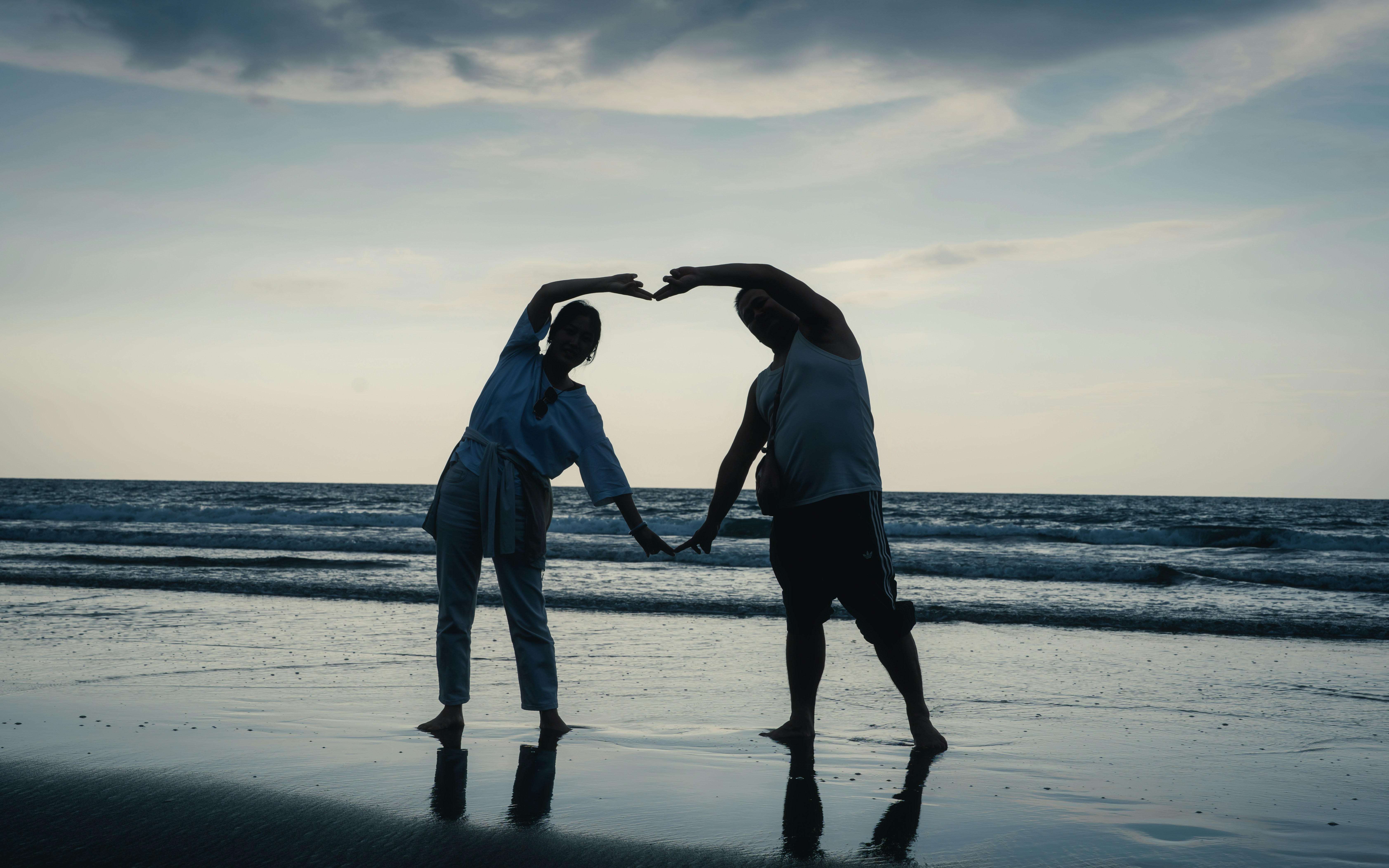 People in silhouette forming heart shape - Free Photo on Unsplash