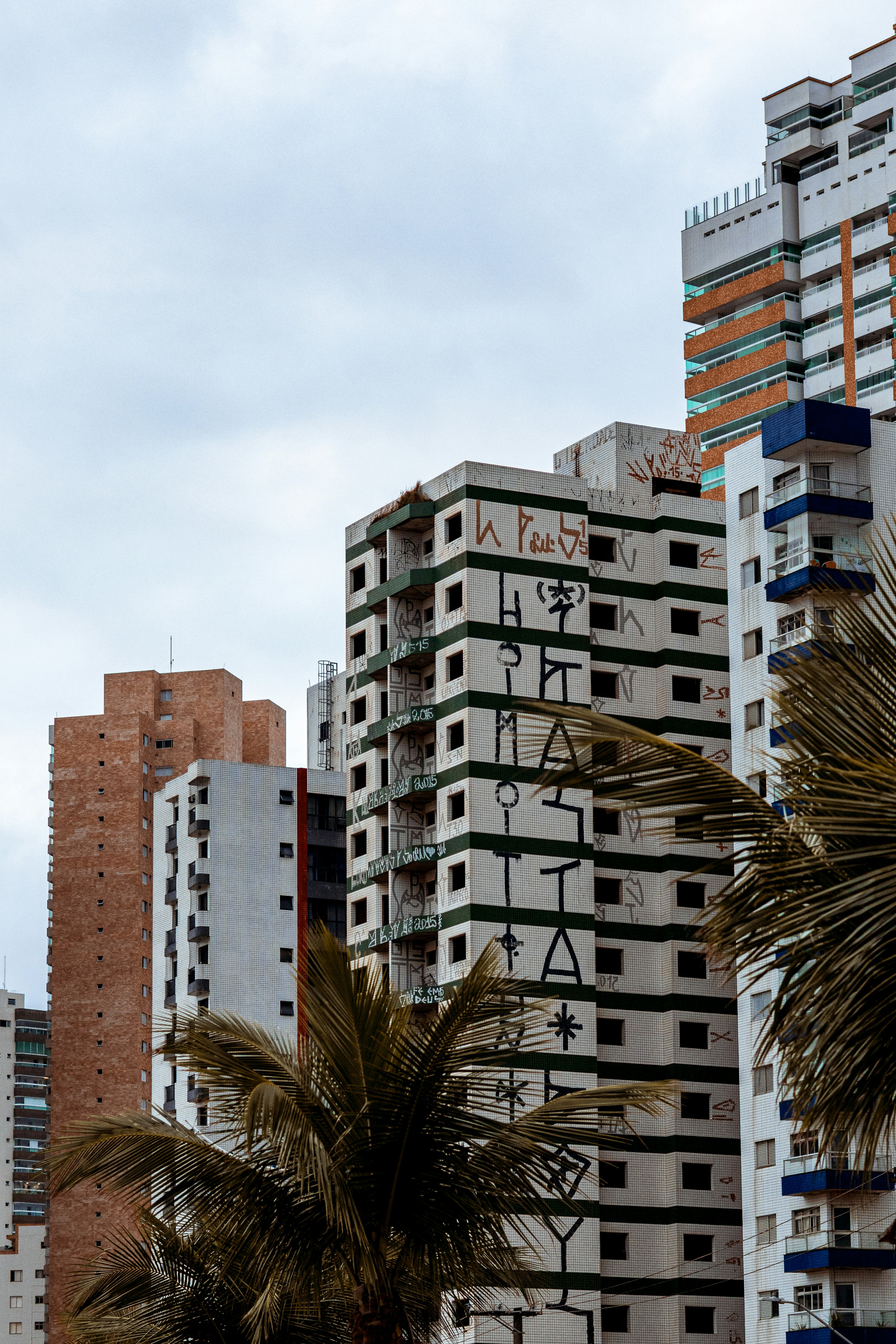 Unfinished high-rise building with graffiti - Free Photo on Unsplash