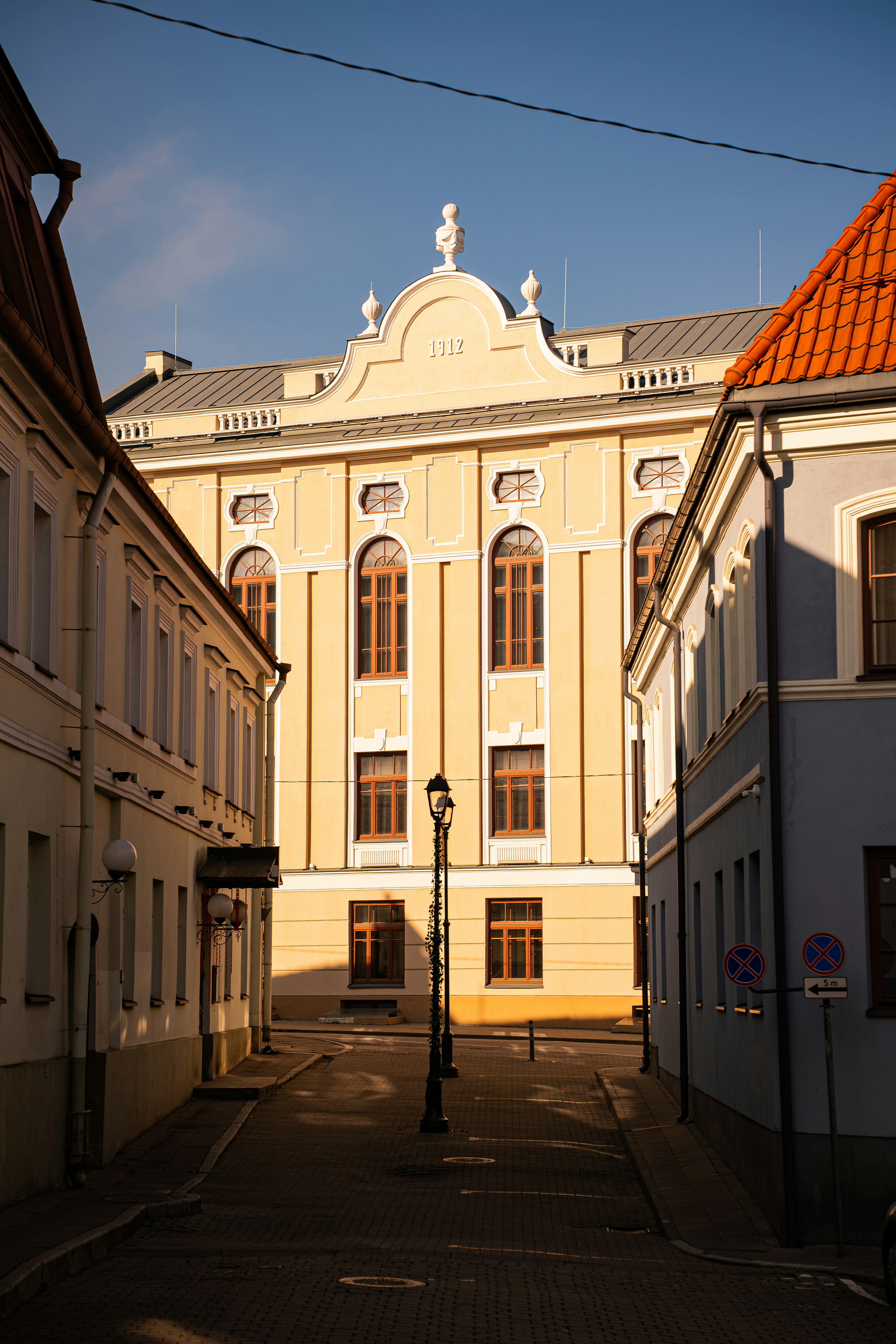 Historic yellow building on narrow street - Free Photo on Unsplash