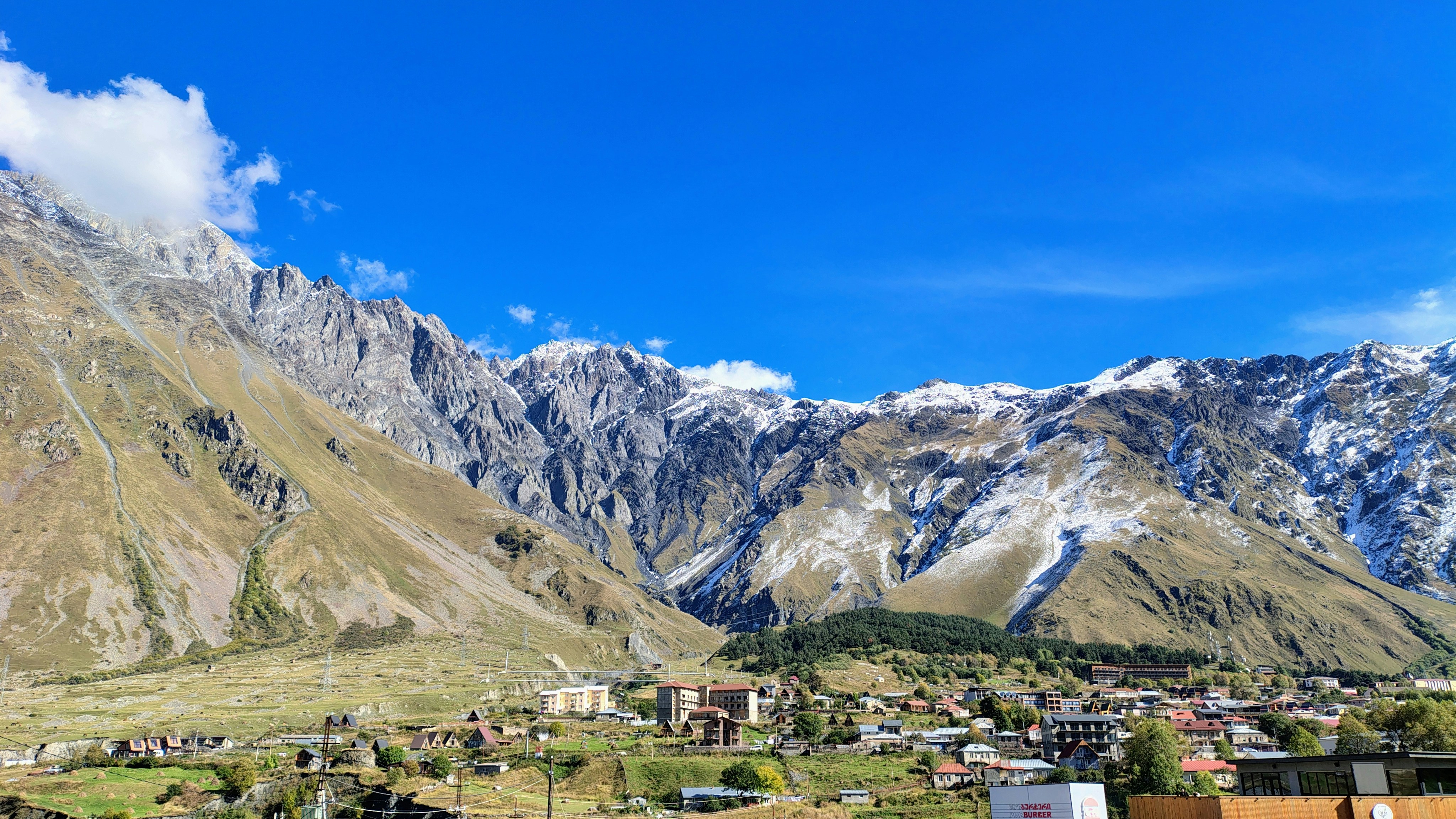 Village at base of snow-capped mountains - Free Photo on Unsplash
