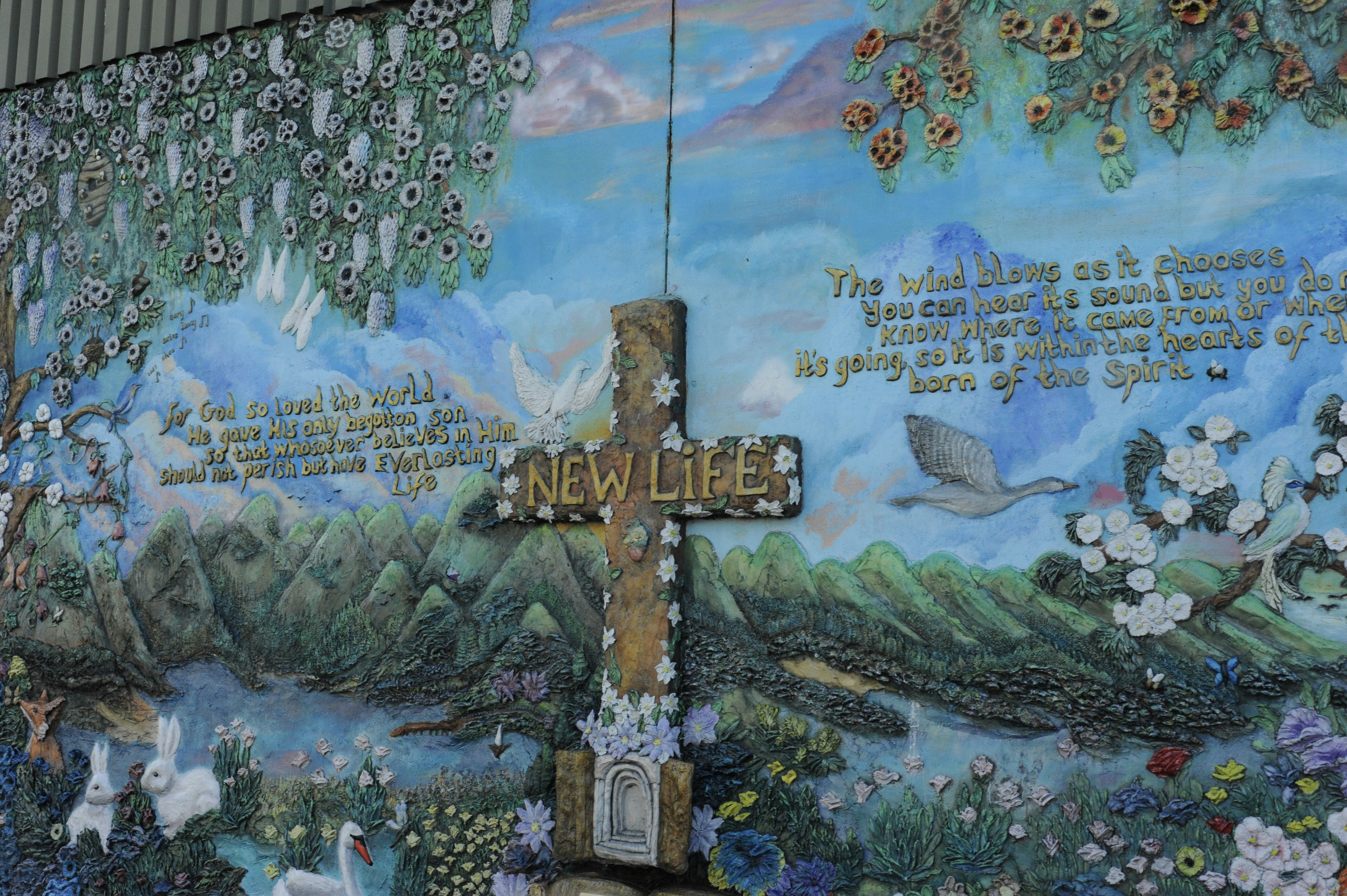 Fresque en relief avec croix et paysage - Photo gratuite sur Unsplash