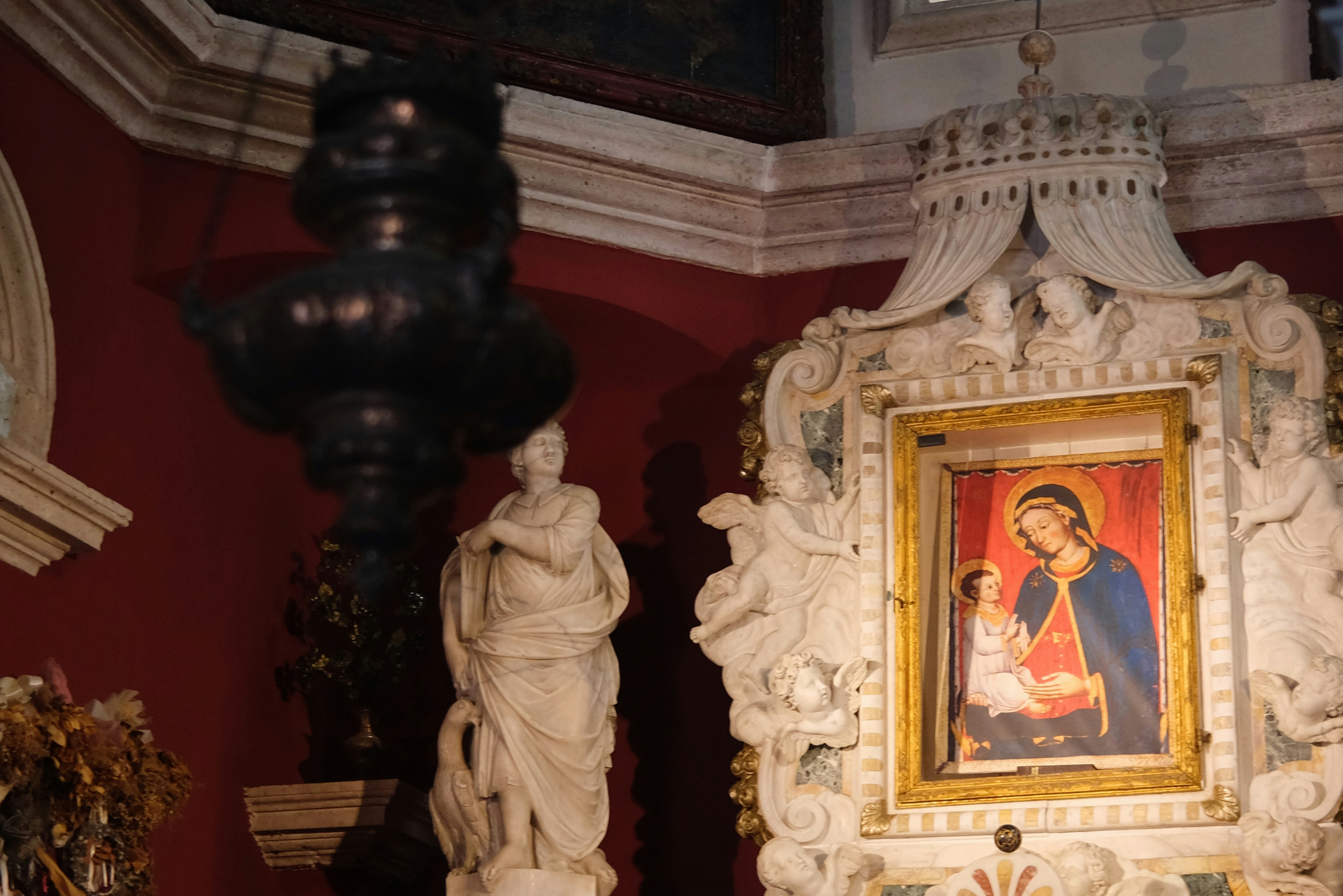 Statue en marbre et peinture religieuse - Photo gratuite sur Unsplash