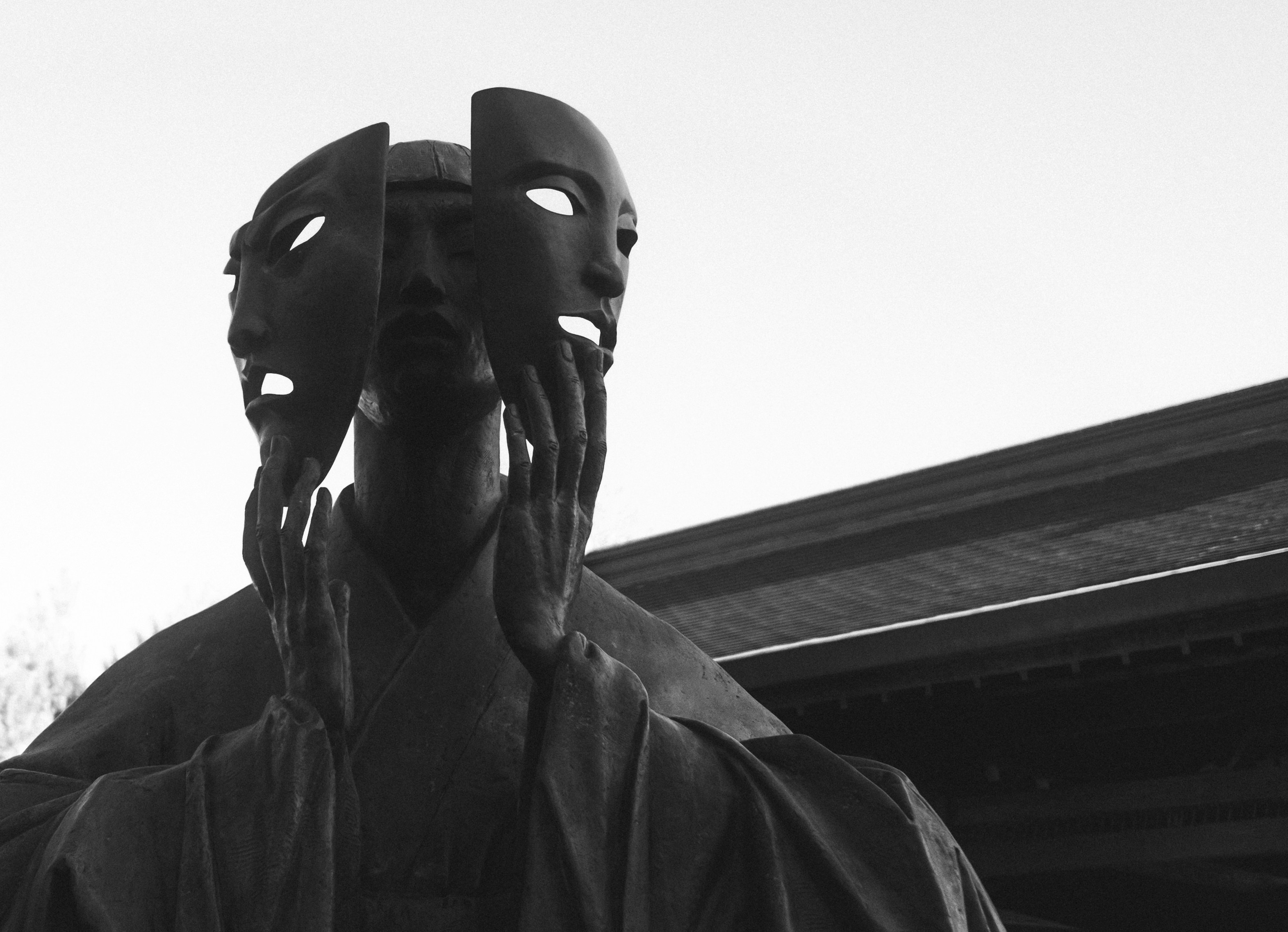 Bronze statue holding theatrical masks - Free Photo on Unsplash