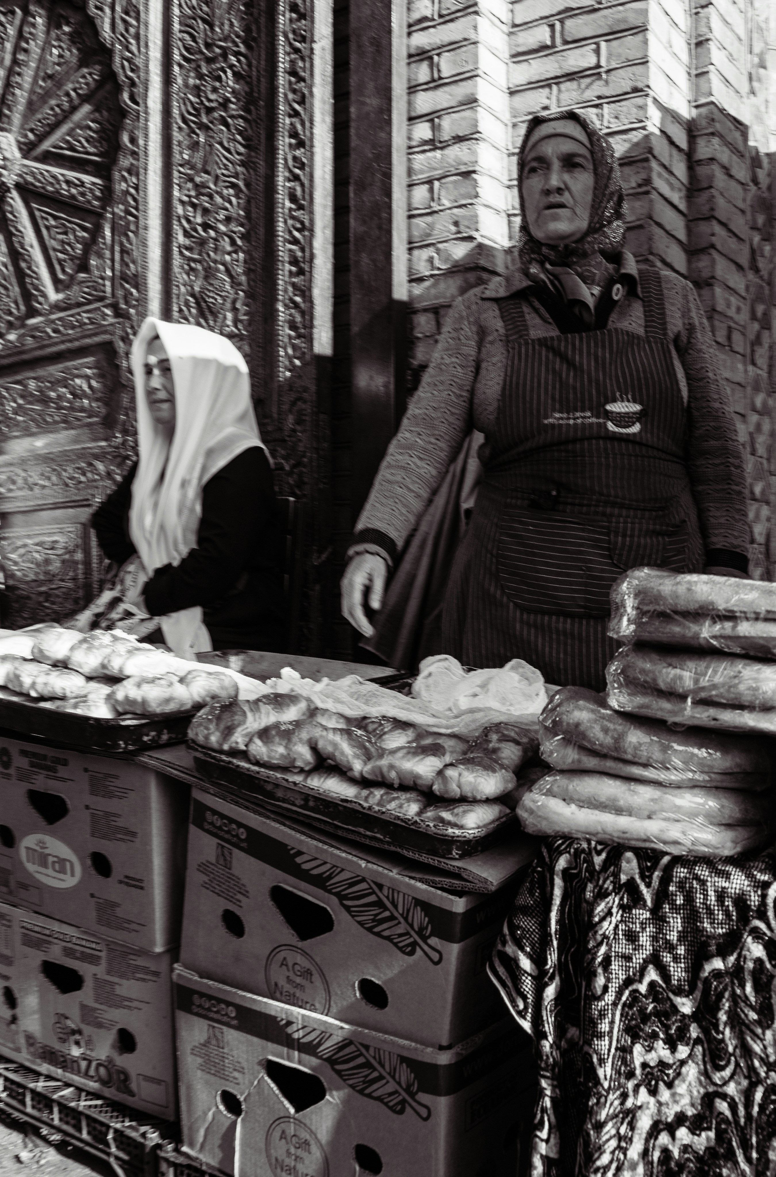 Women selling bread on city street - Free Photo on Unsplash