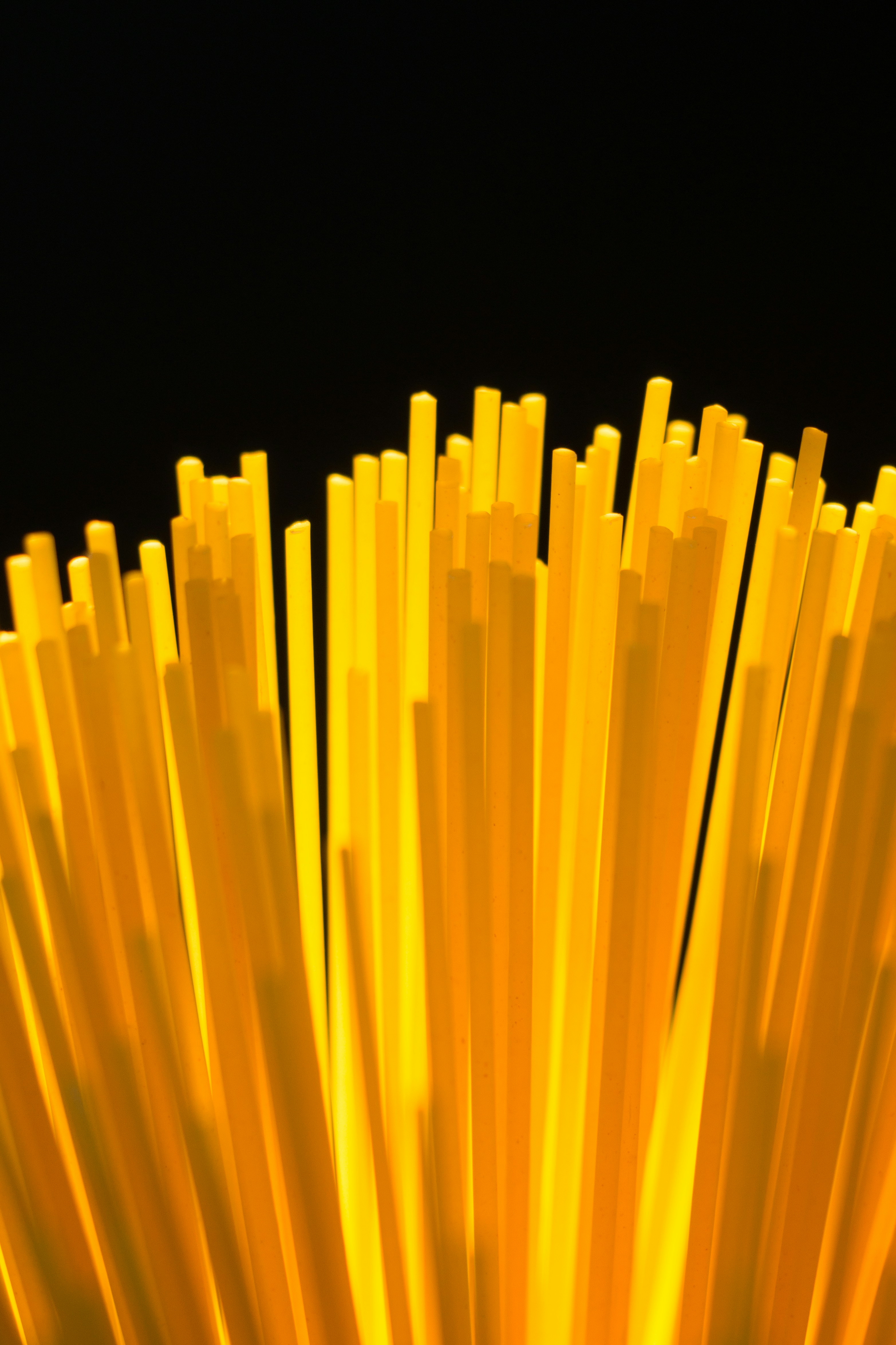Mèches de spaghetti sur fond noir - Photo gratuite sur Unsplash