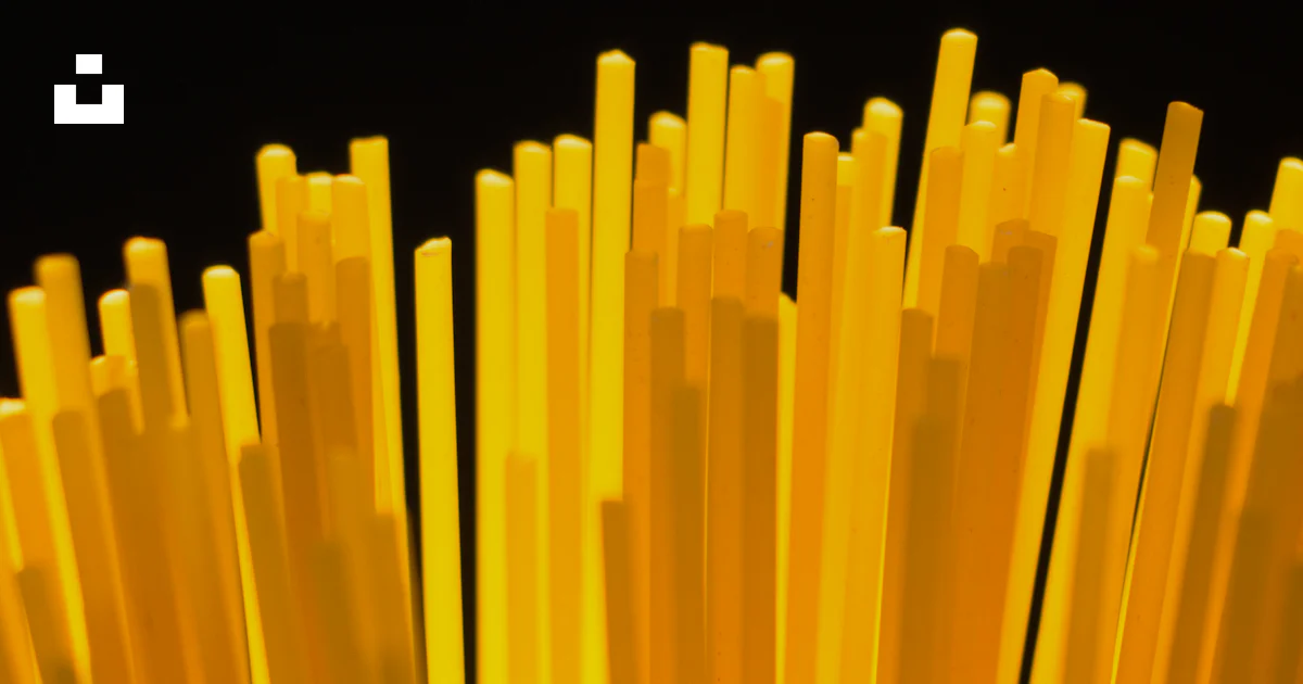 Splash Spaghetti Mèches de spaghetti sur fond noir - Photo gratuite sur Unsplash