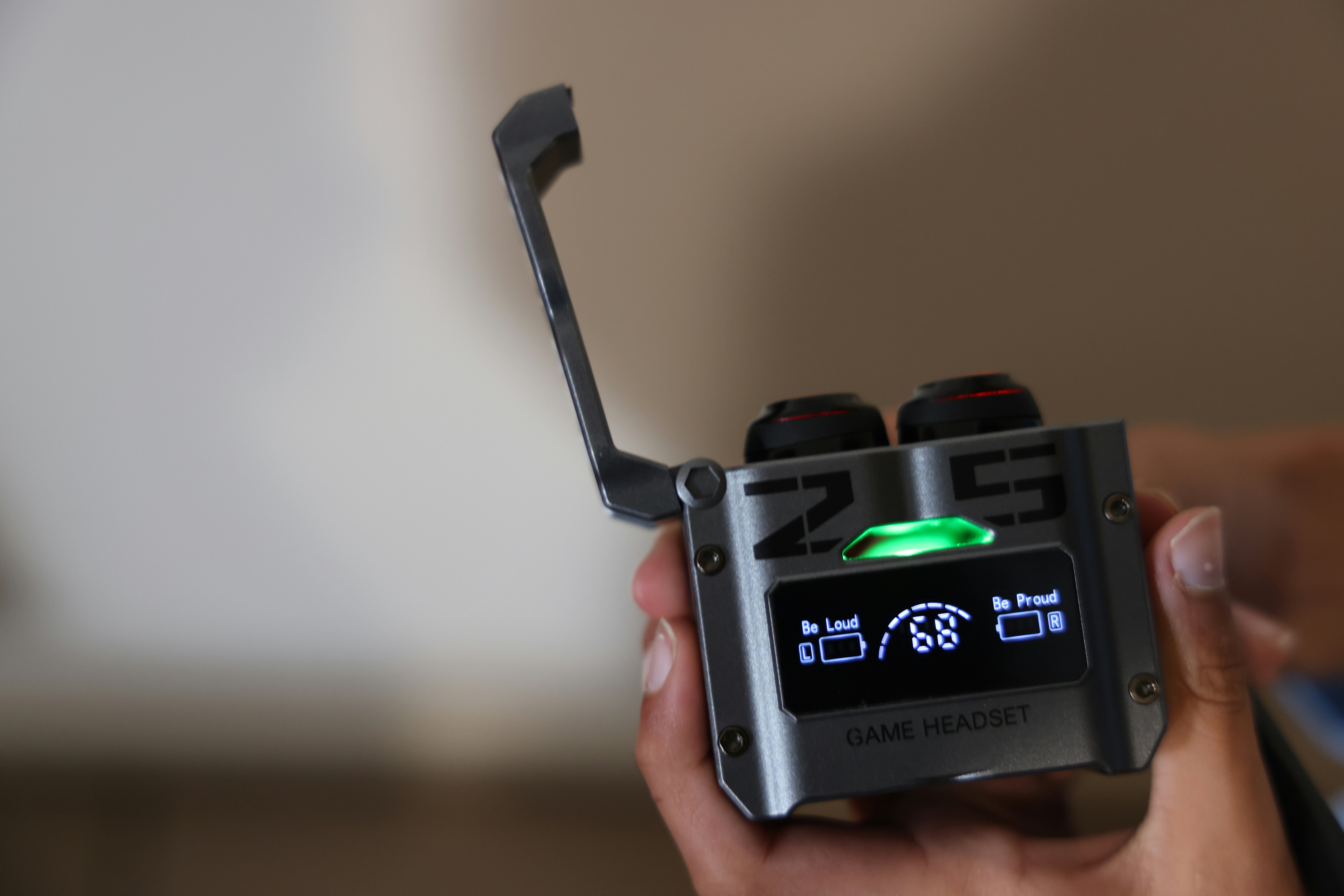 Wireless earbud charging case with display - Free Photo on Unsplash