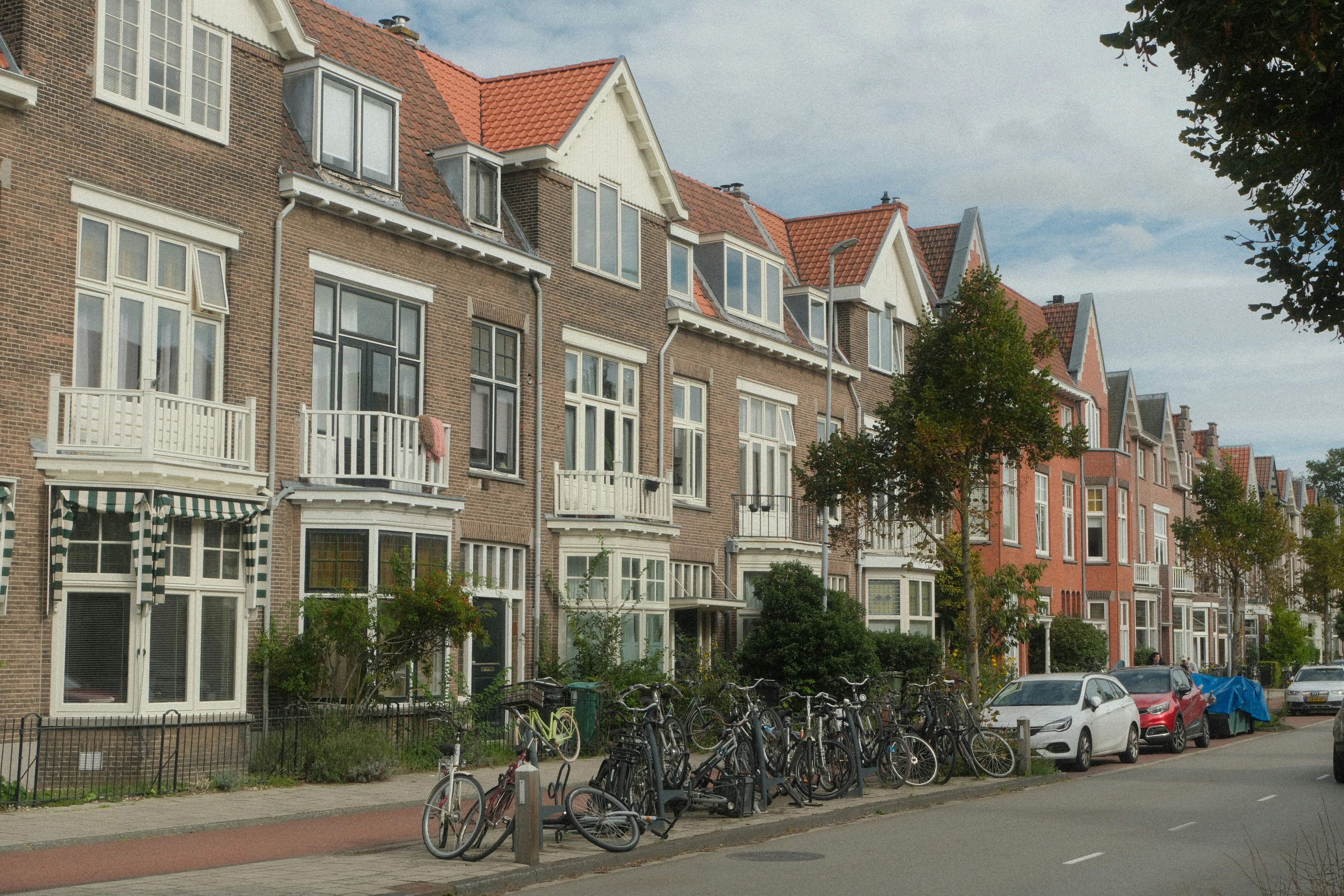Brick townhouses with parked bicycles - Free Photo on Unsplash