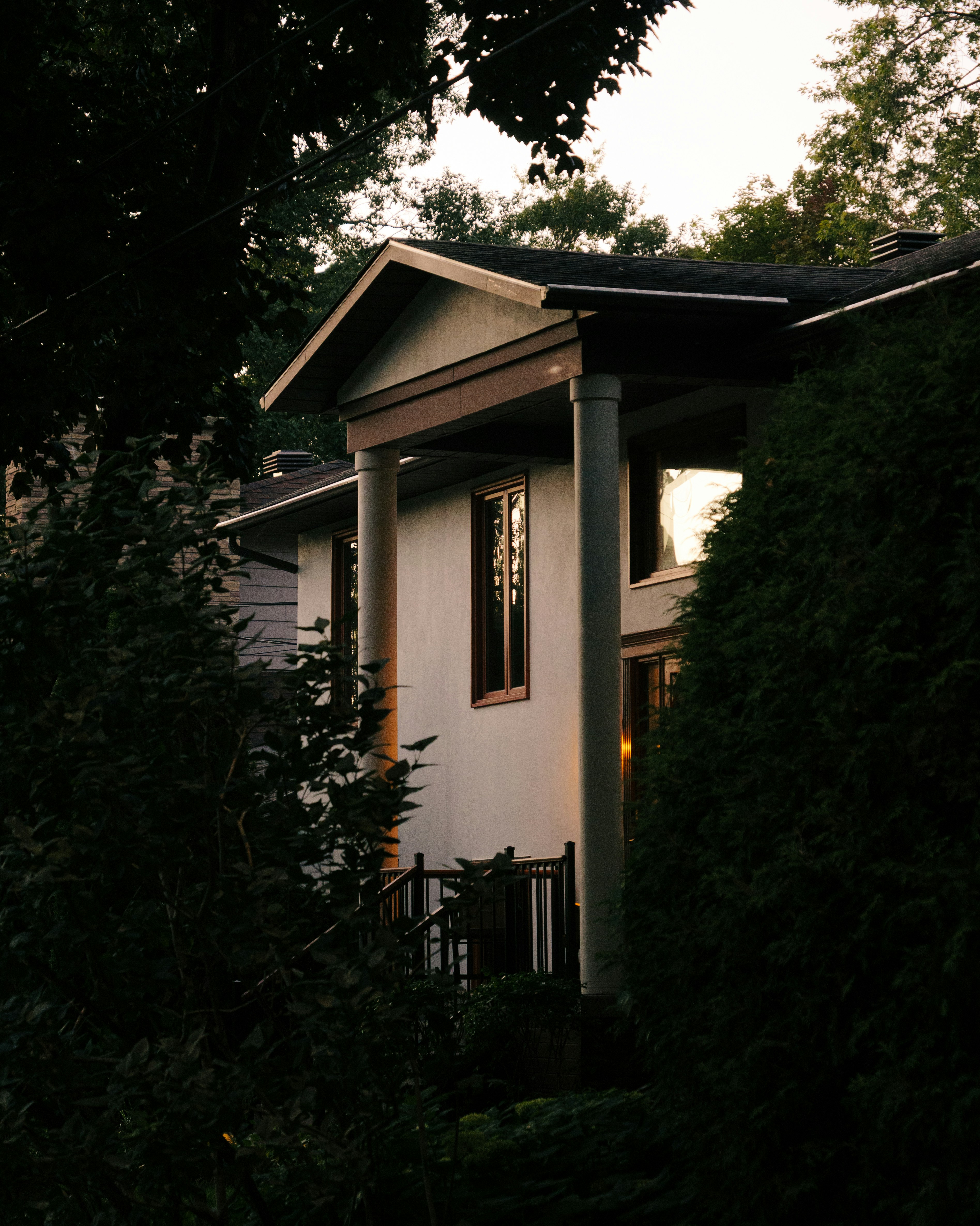 House with white walls and columns - Free Photo on Unsplash