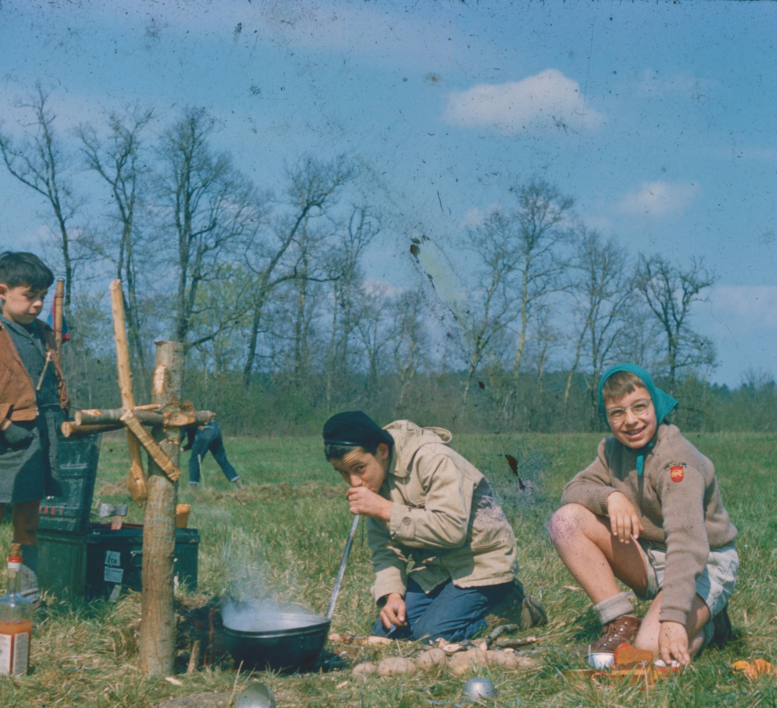 Scouts cooking in a field - Free Photo on Unsplash