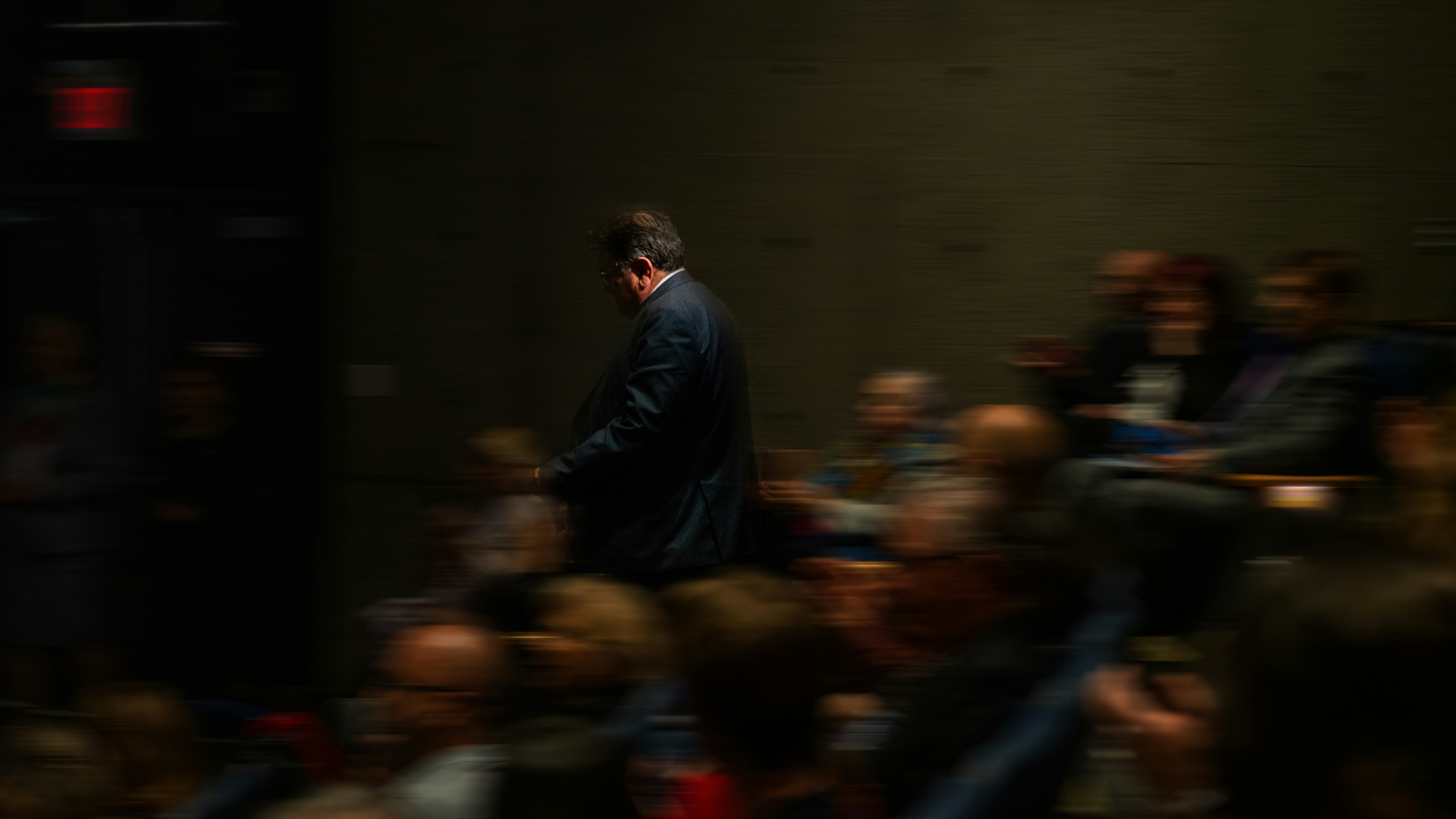 Persoană vorbind în fața unui auditoriu
