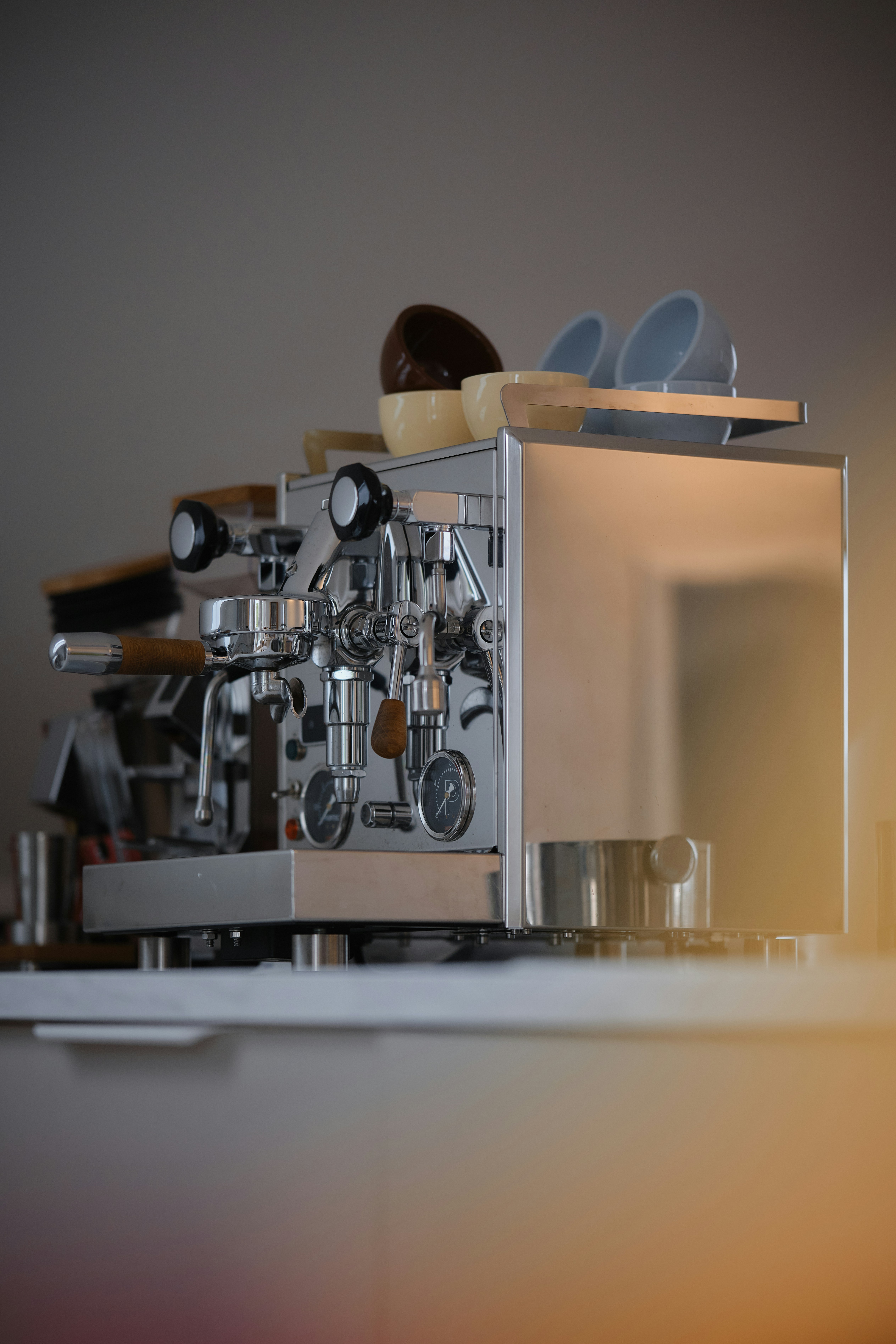 Chrome espresso machine with coffee cups - Free Photo on Unsplash
