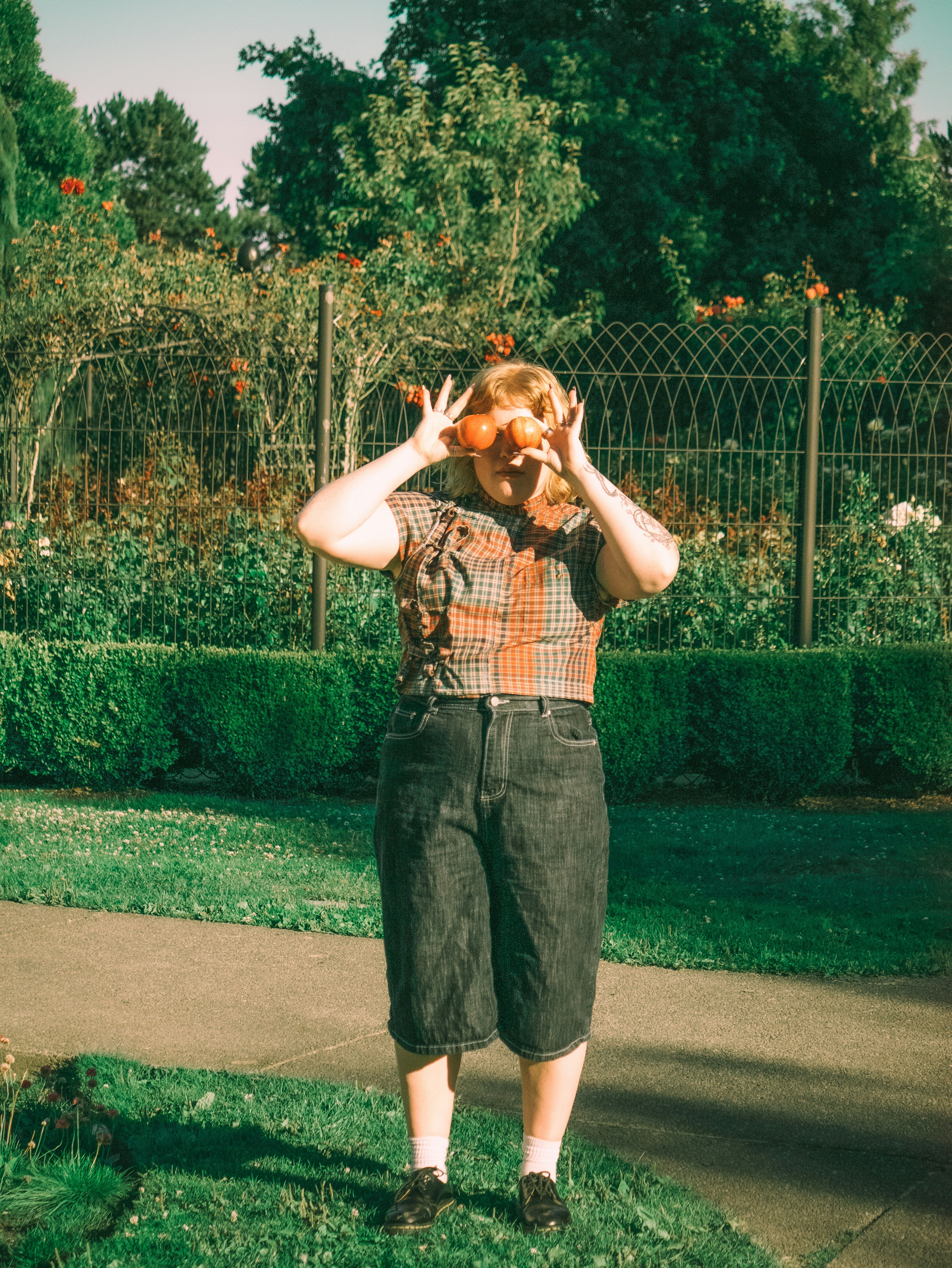 Person holding tomatoes over eyes - Free Photo on Unsplash