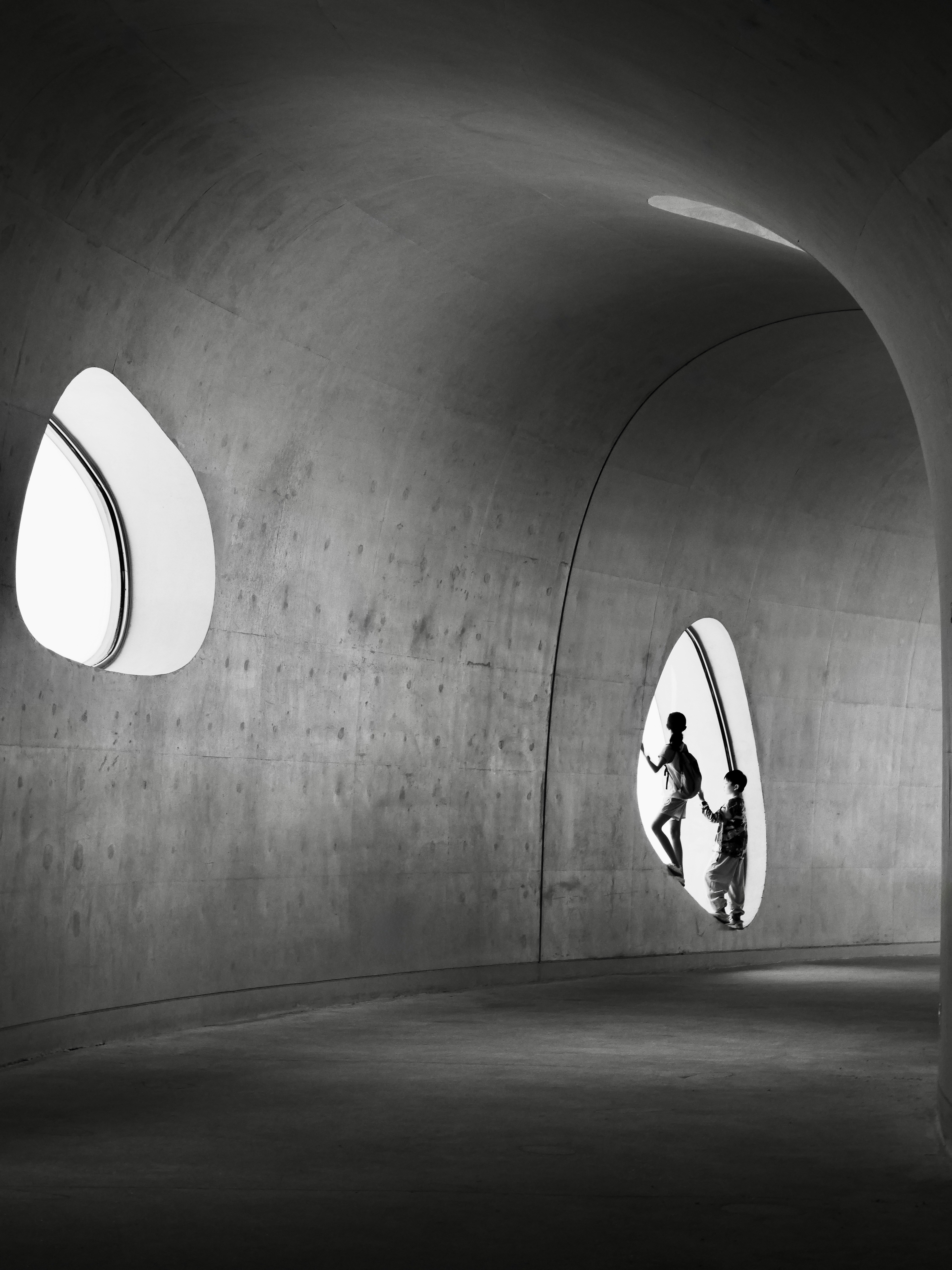 Des enfants en silhouette dans un tunnel en béton - Photo gratuite sur ...