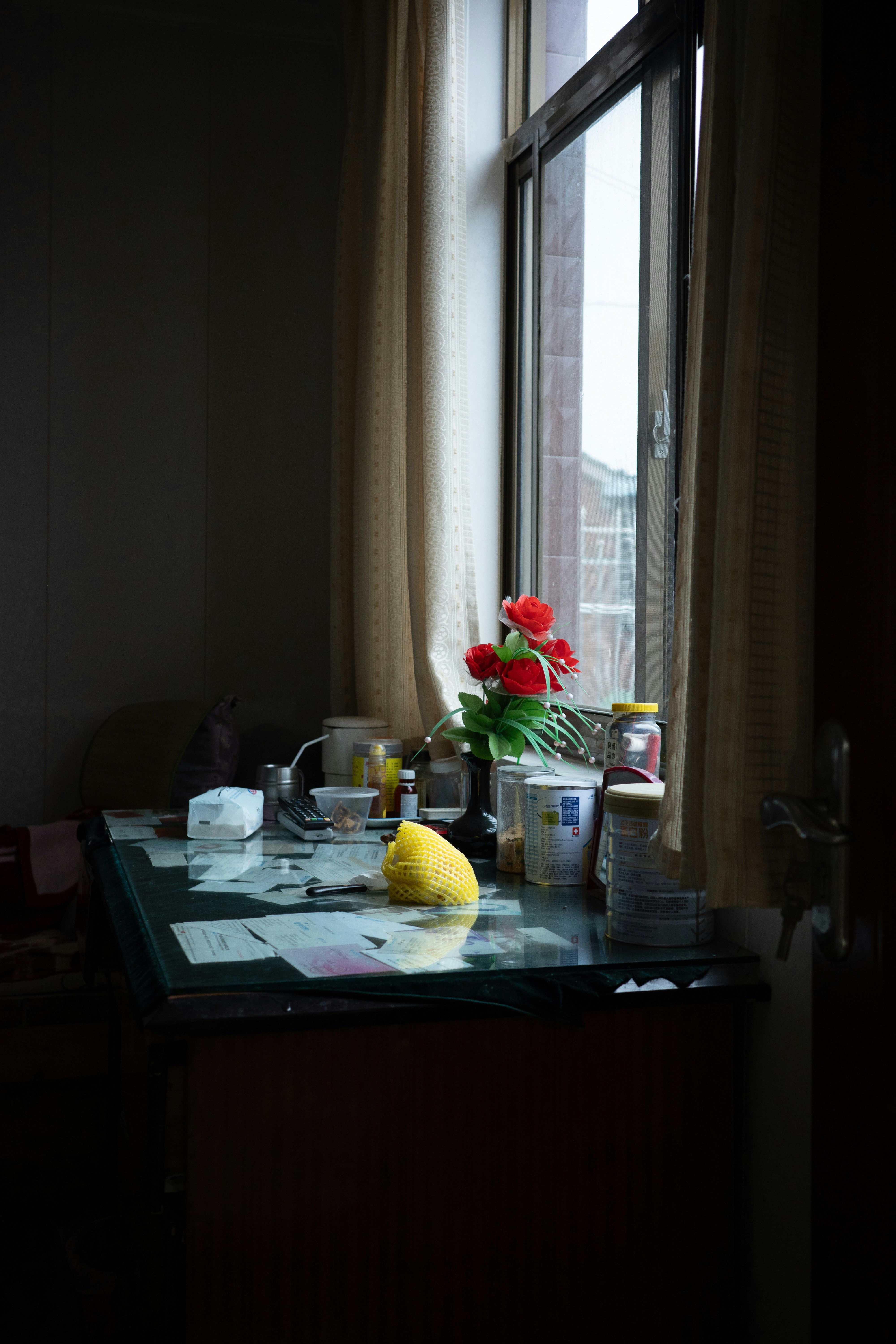 Desk with papers and artificial flowers - Free Photo on Unsplash