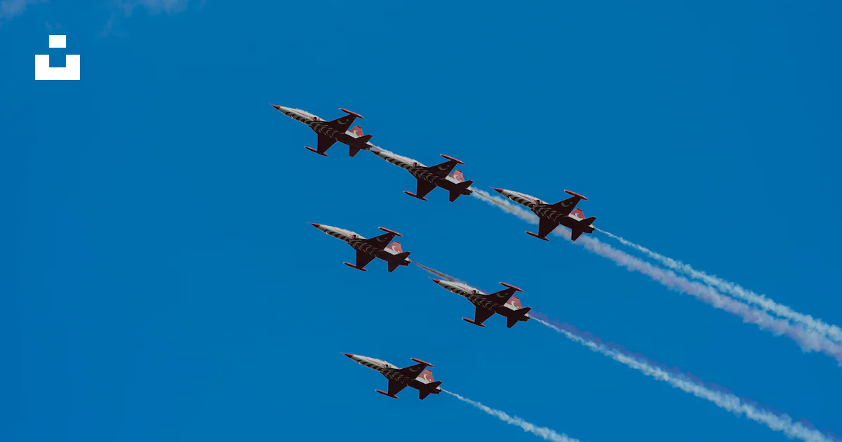 Flight Jet Stream Map Fighter jets in formation with smoke - Free Photo on Unsplash