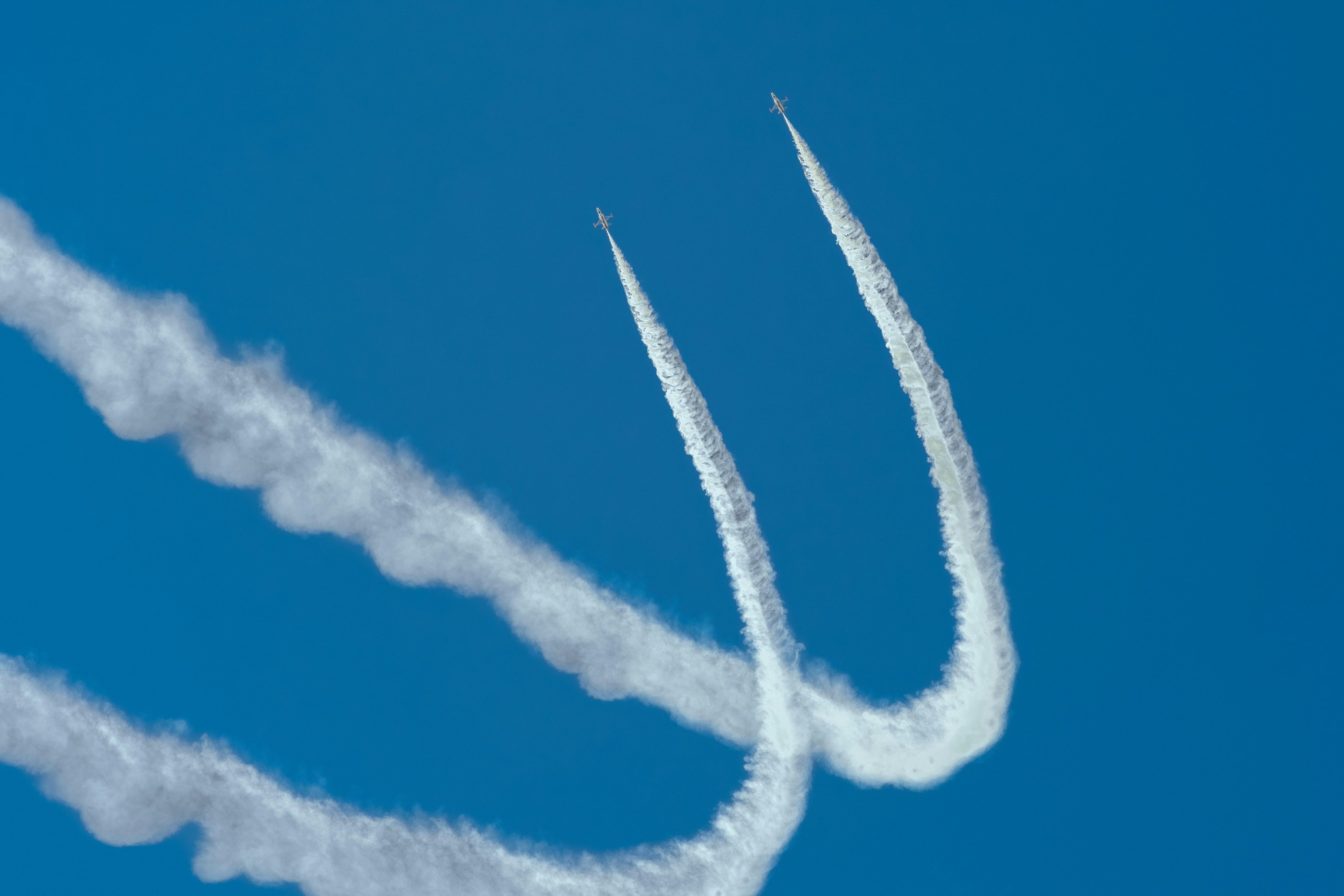 Fighter jets with smoke trails - Free Photo on Unsplash