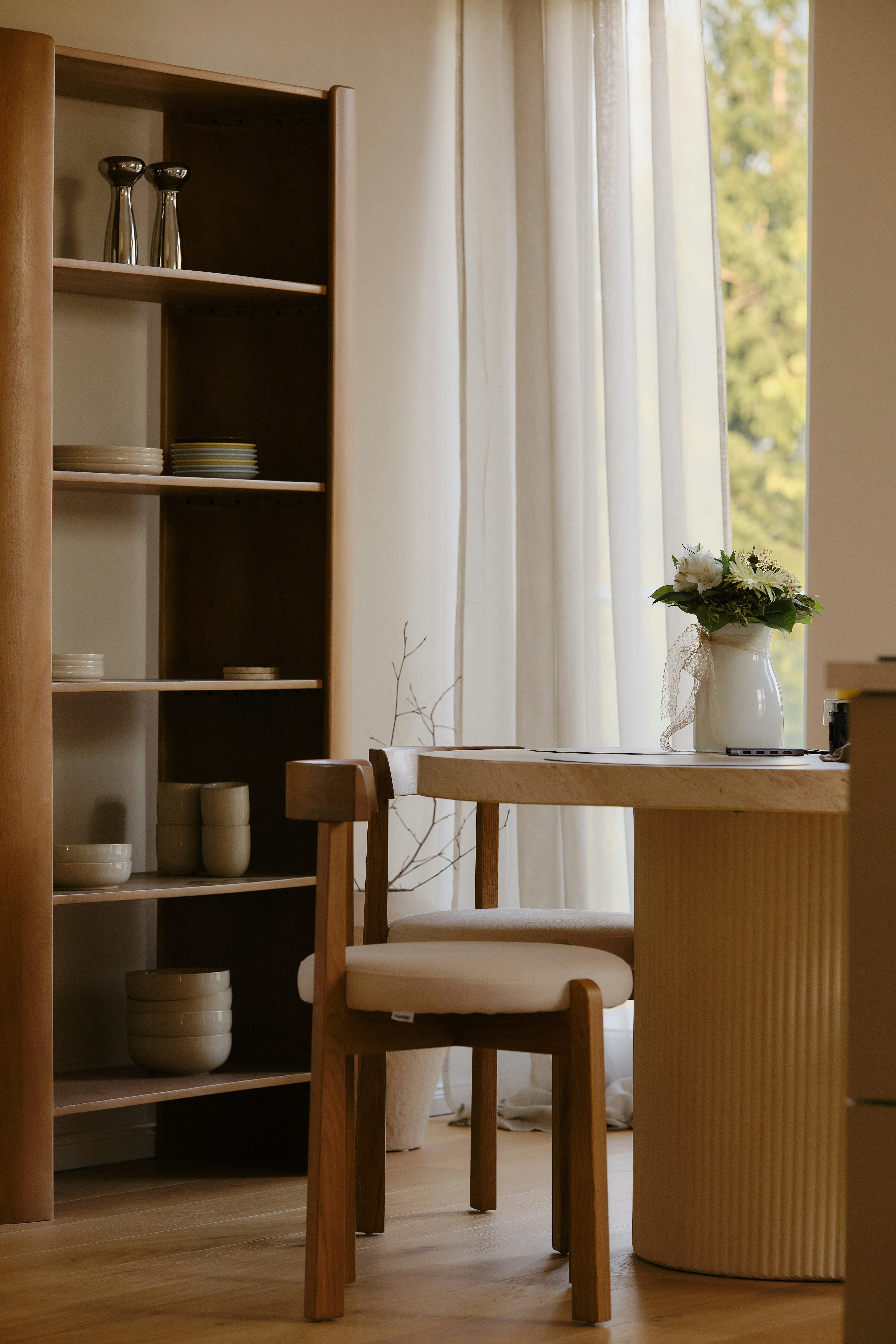 Dining table with flowers and shelving - Free Photo on Unsplash