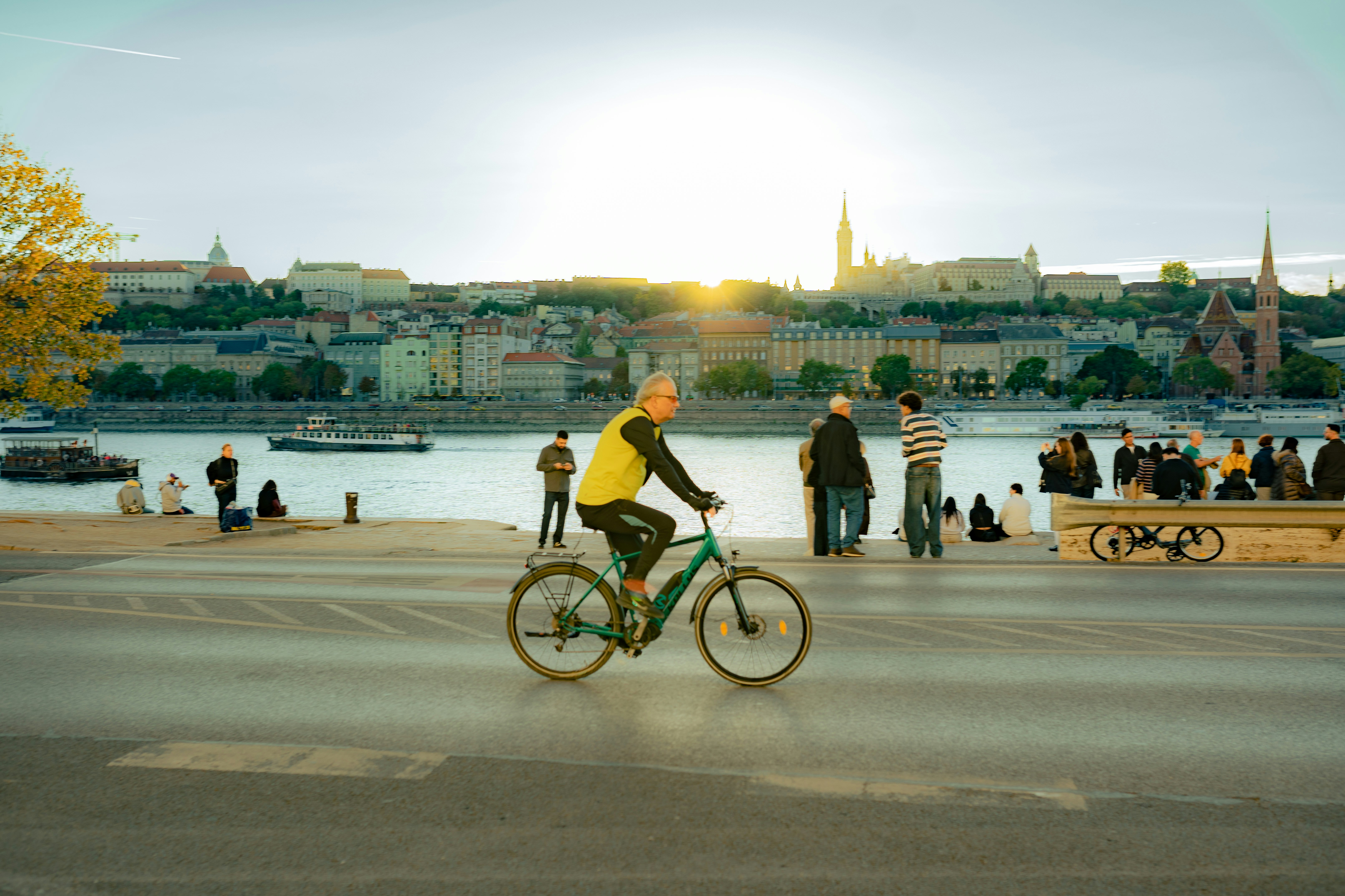 Cycliste sur le front de rivière du Danube à Budapest - Photo gratuite ...
