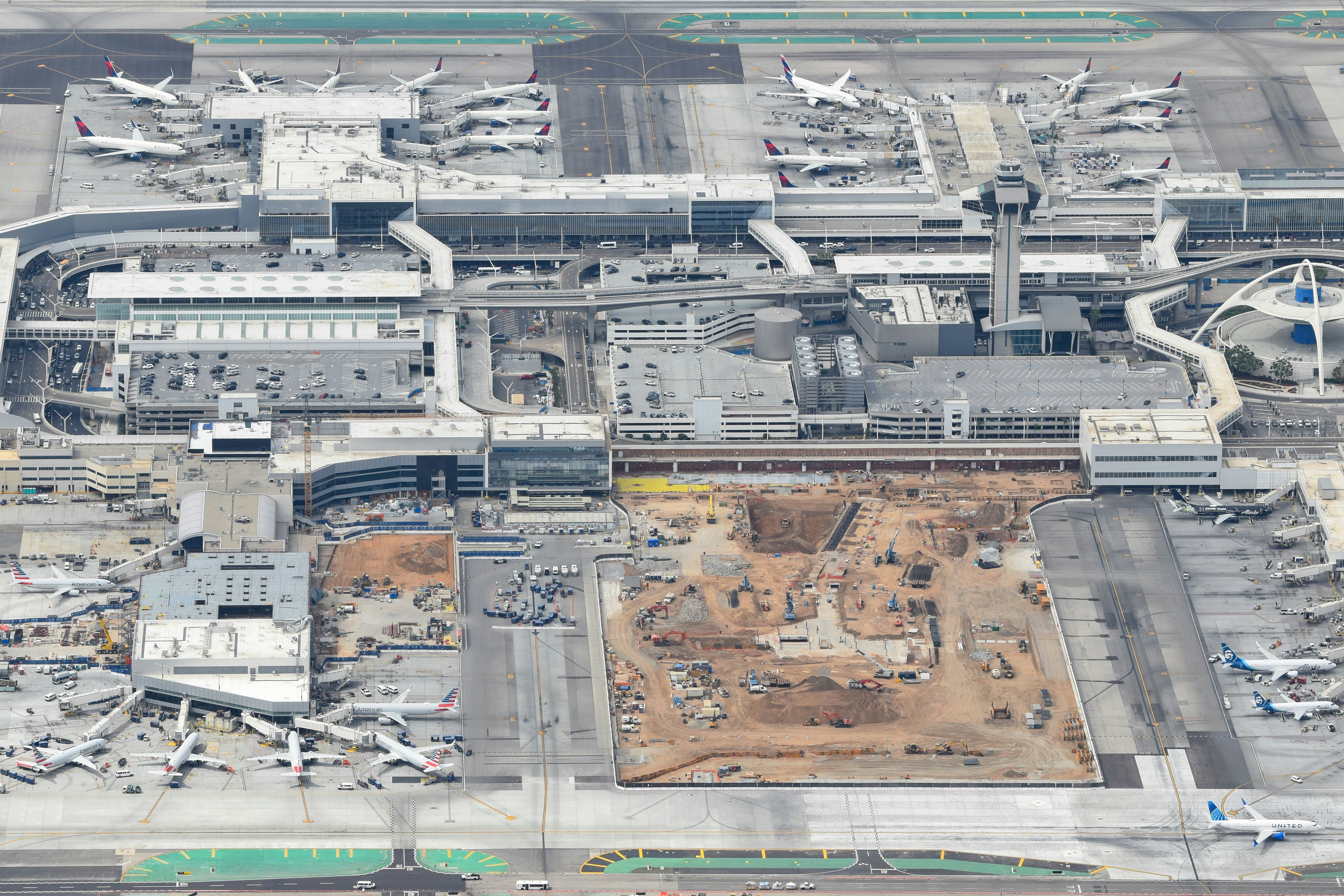 Aerial view of airport terminal and construction - Free Photo on Unsplash